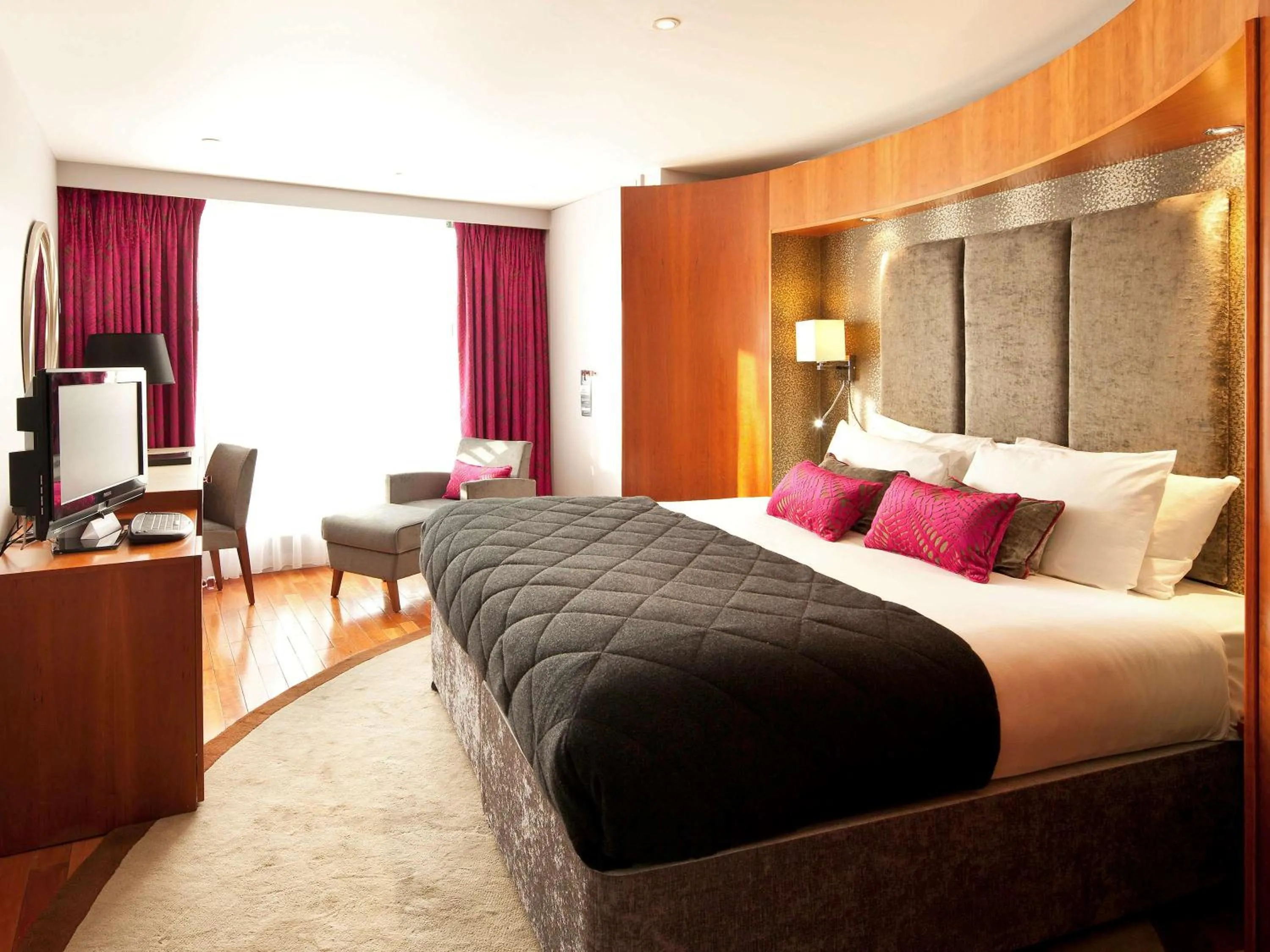 Photo of the whole room in Mercure Brigstow Bristol