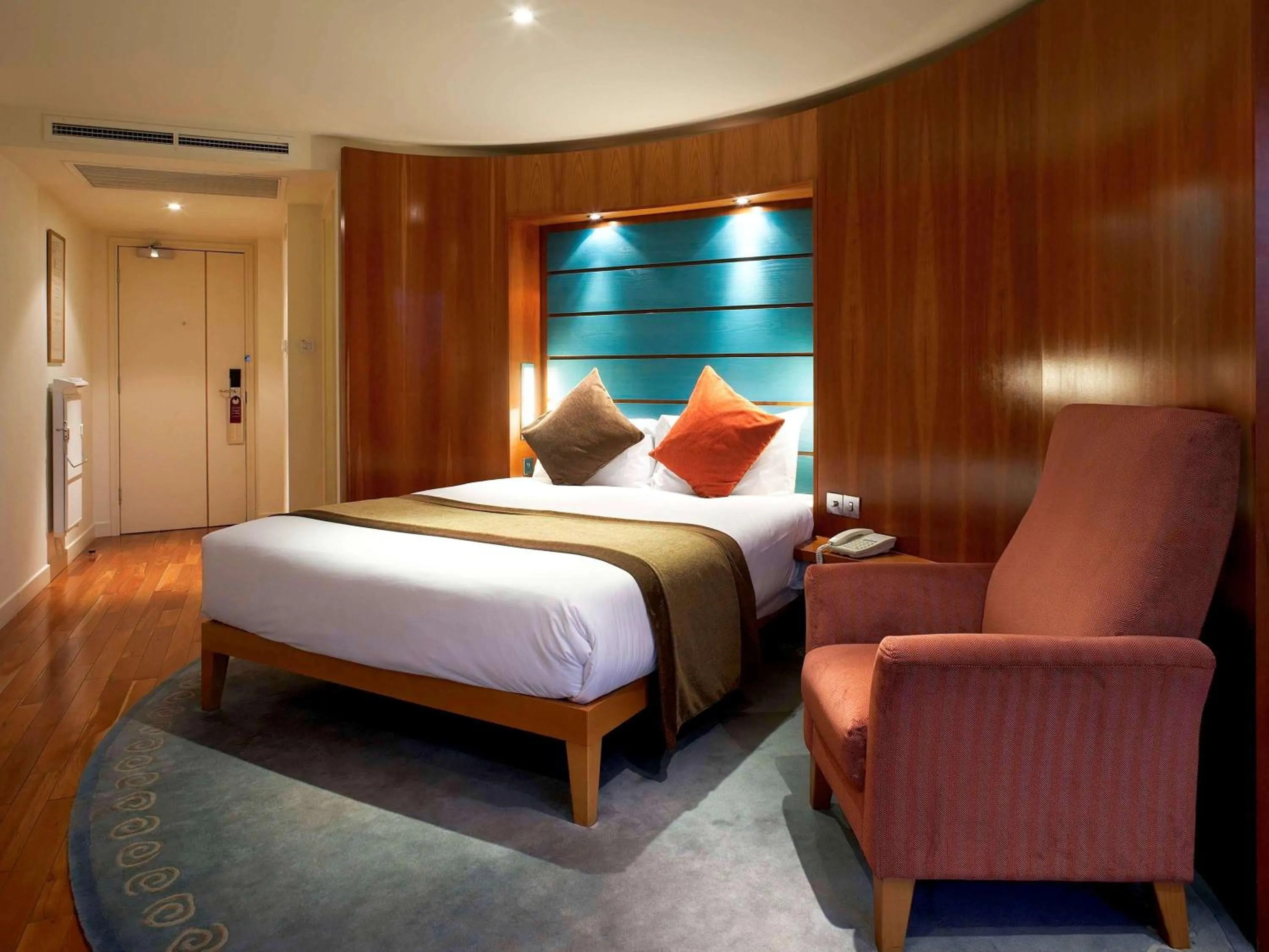 Photo of the whole room in Mercure Brigstow Bristol