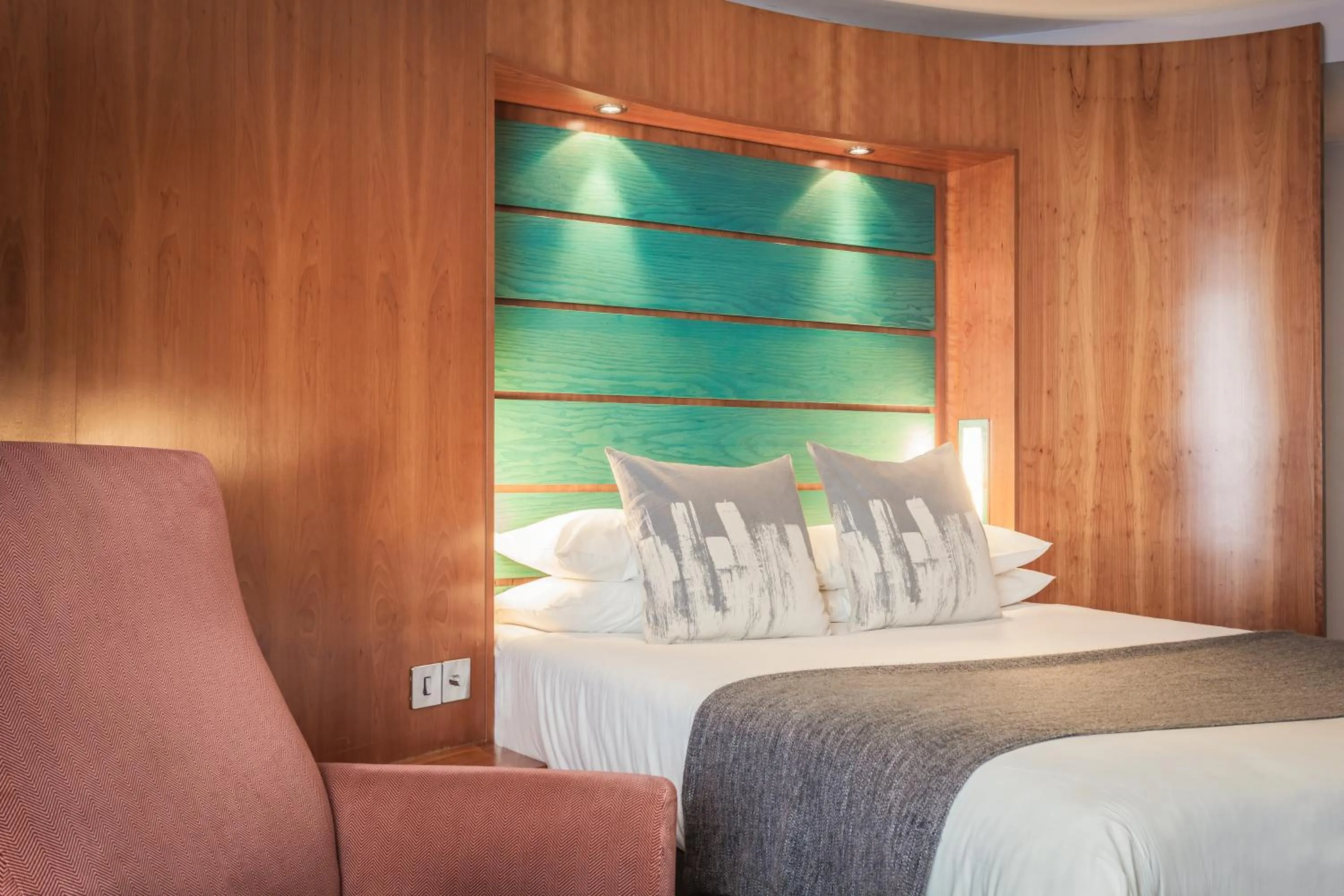 Bed in Mercure Brigstow Bristol