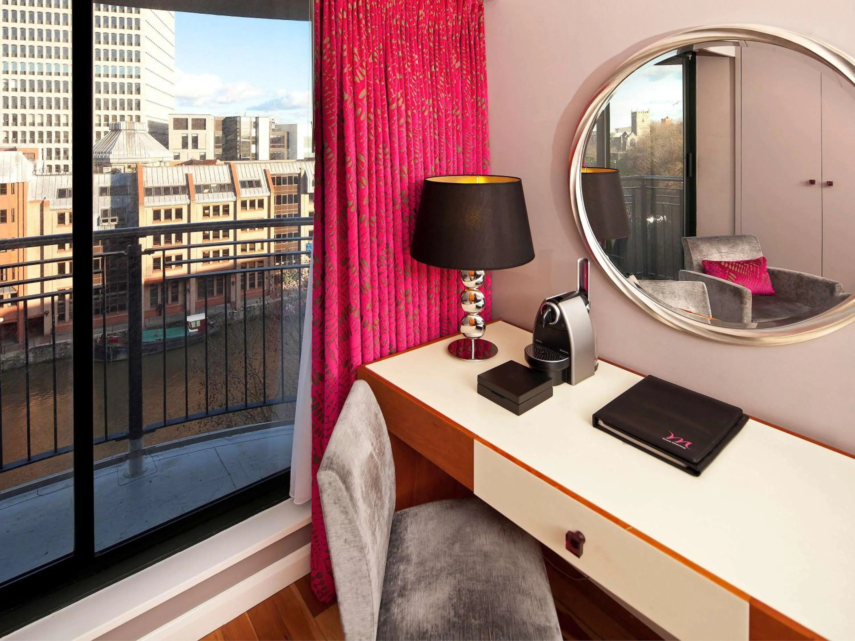 Photo of the whole room, TV/Entertainment Center in Mercure Brigstow Bristol