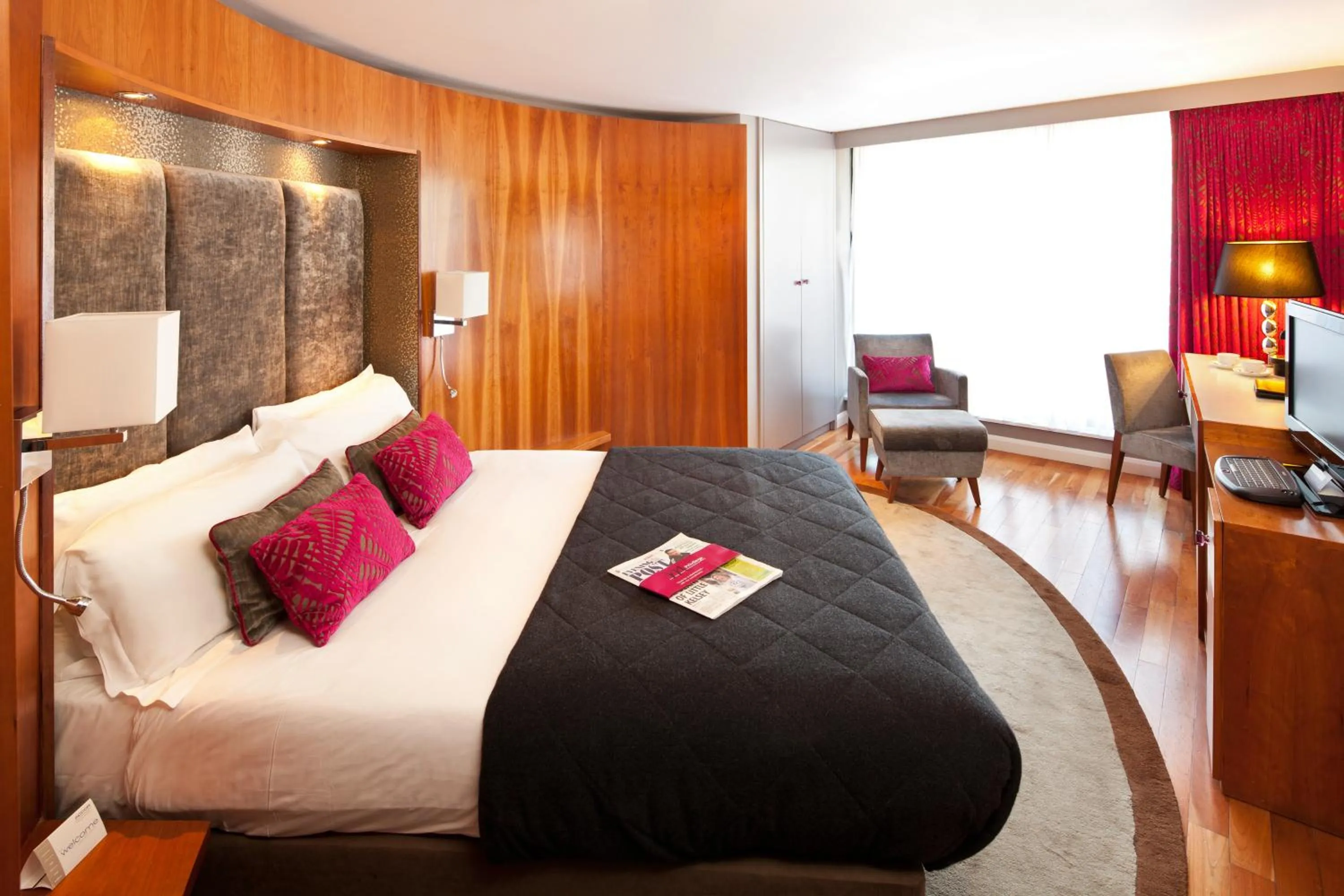 Seating area in Mercure Brigstow Bristol