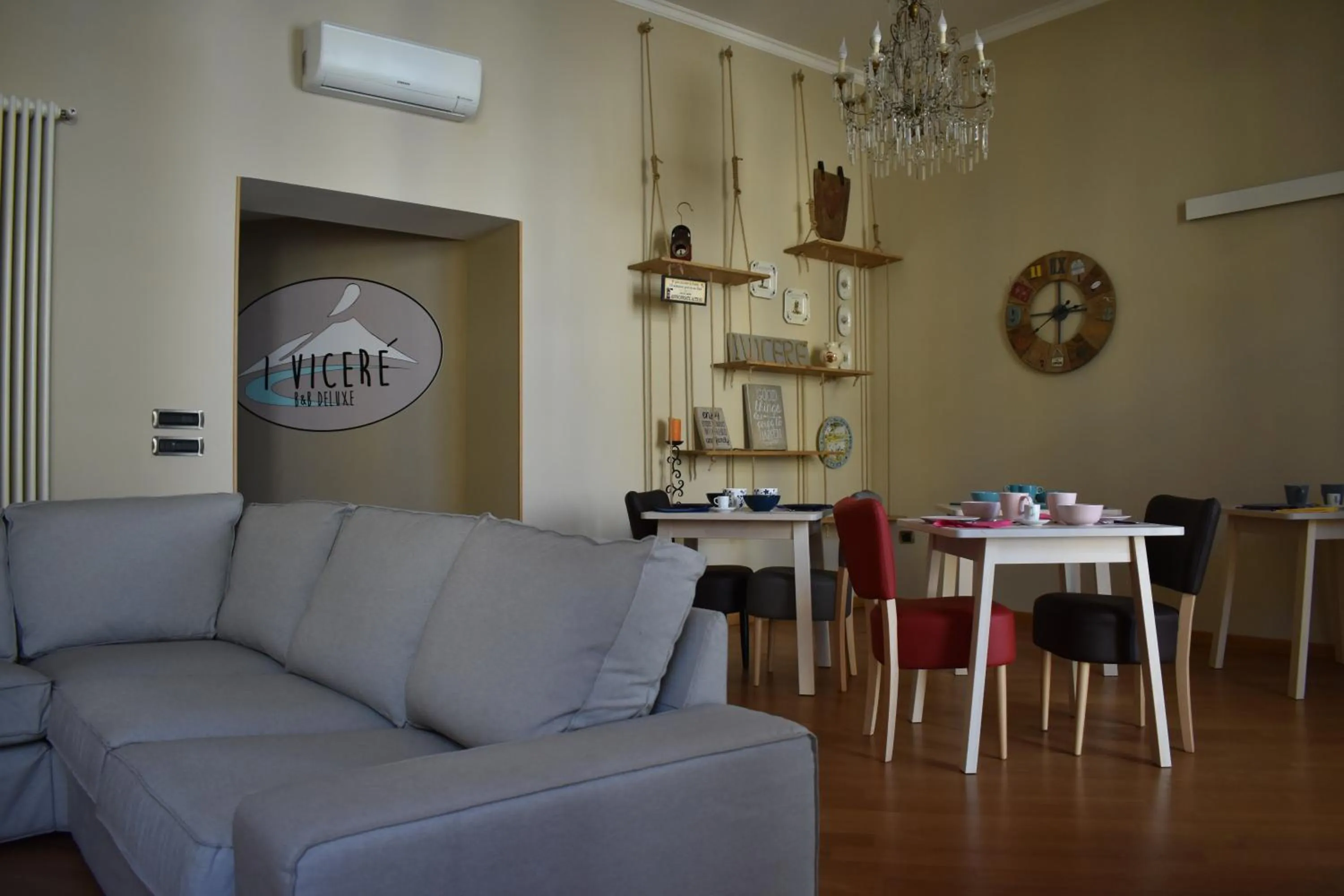 Communal lounge/ TV room in I Vicerè B&B Deluxe