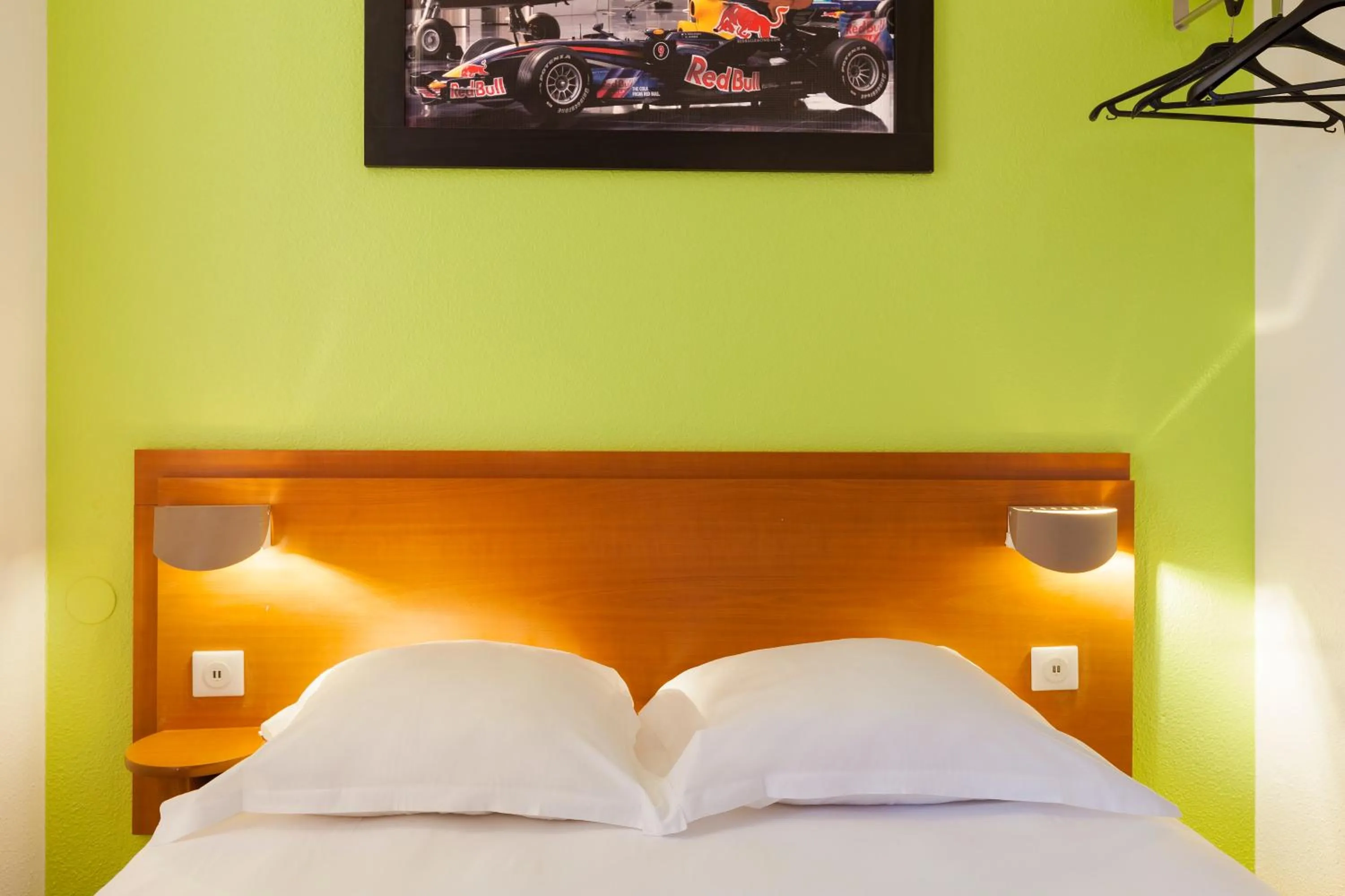 Toilet, Bed in Enzo Hotels Chalons en Champagne