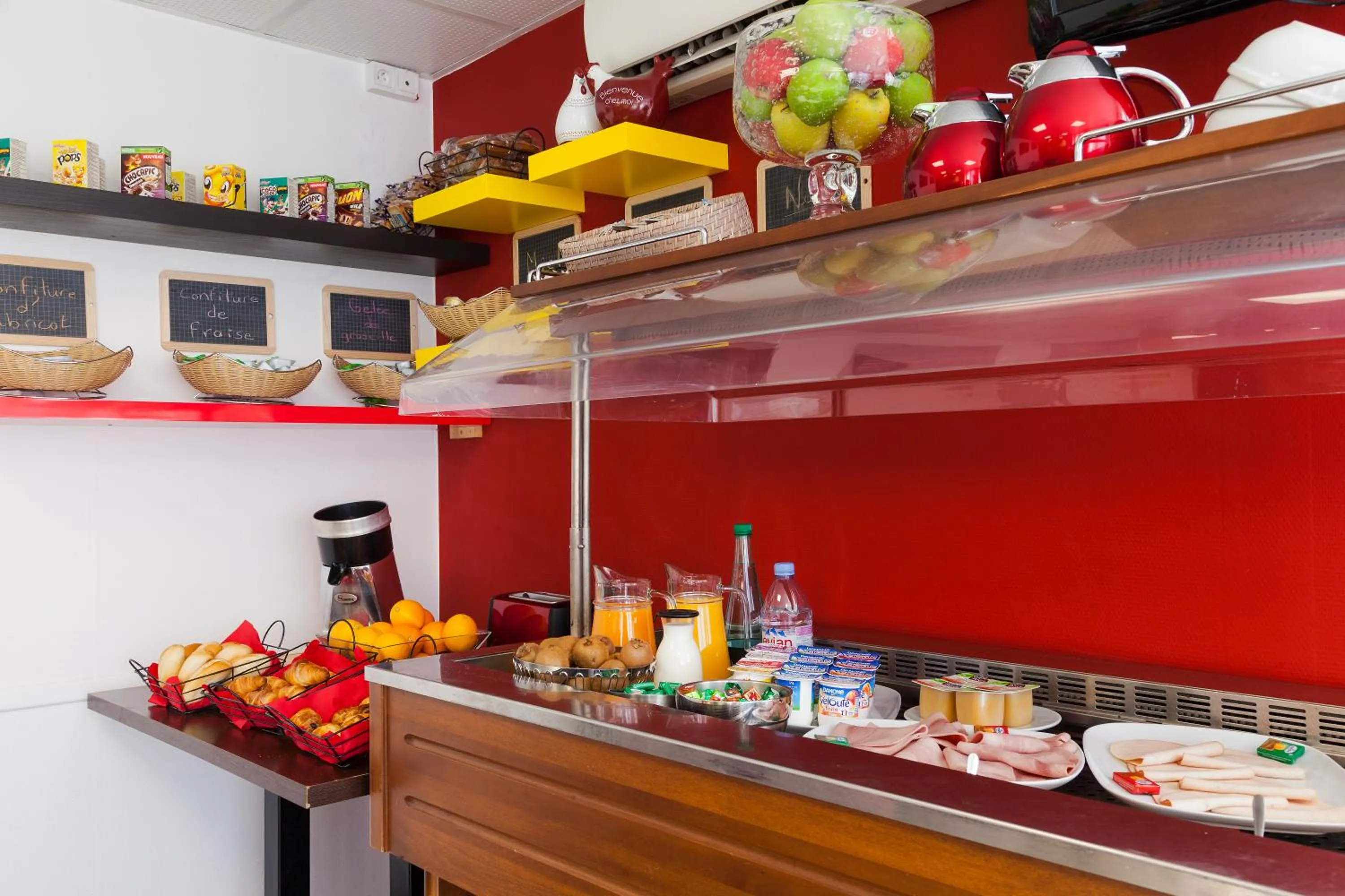 Buffet breakfast in Enzo Hotels Chalons en Champagne