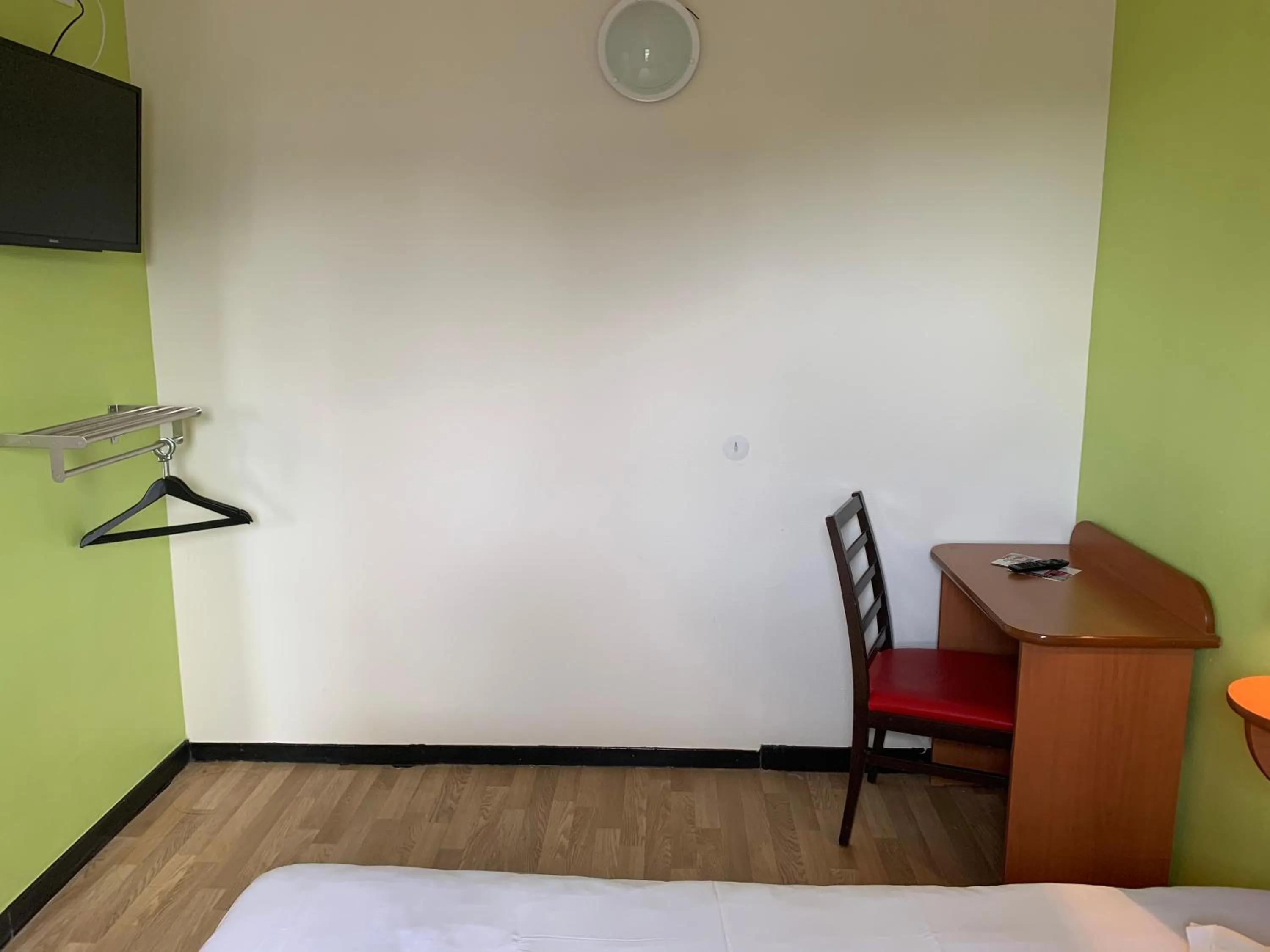 Bed in Enzo Hotels Chalons en Champagne