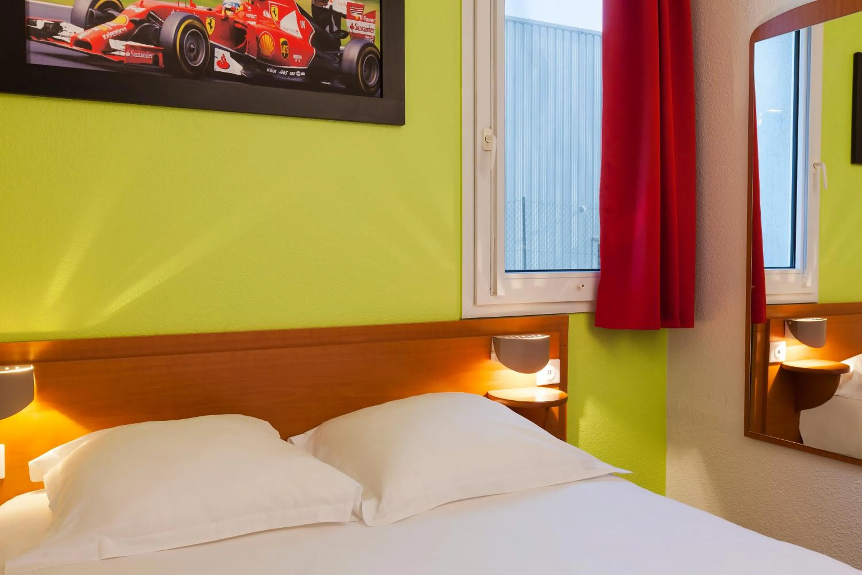 Bed in Enzo Hotels Chalons en Champagne