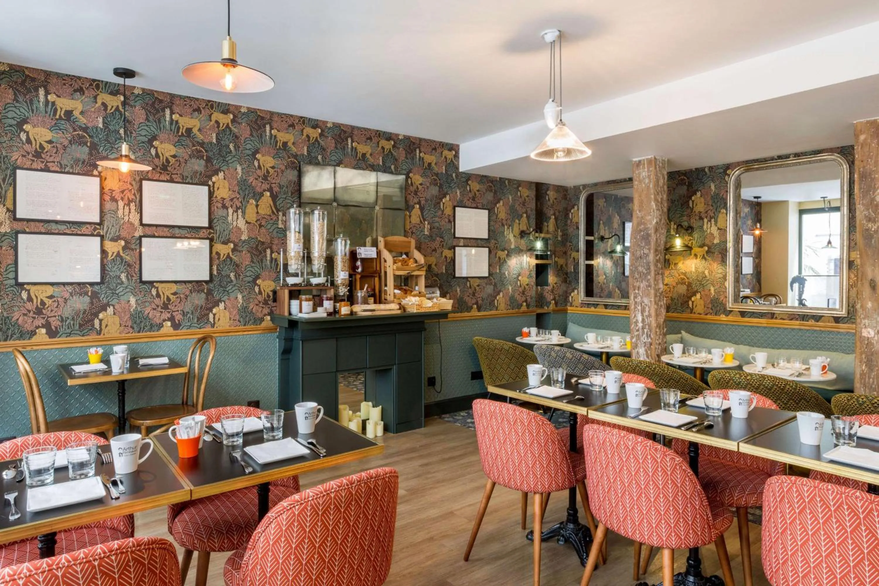 Restaurant/places to eat in Hôtel Littéraire Arthur Rimbaud, BW Signature Collection