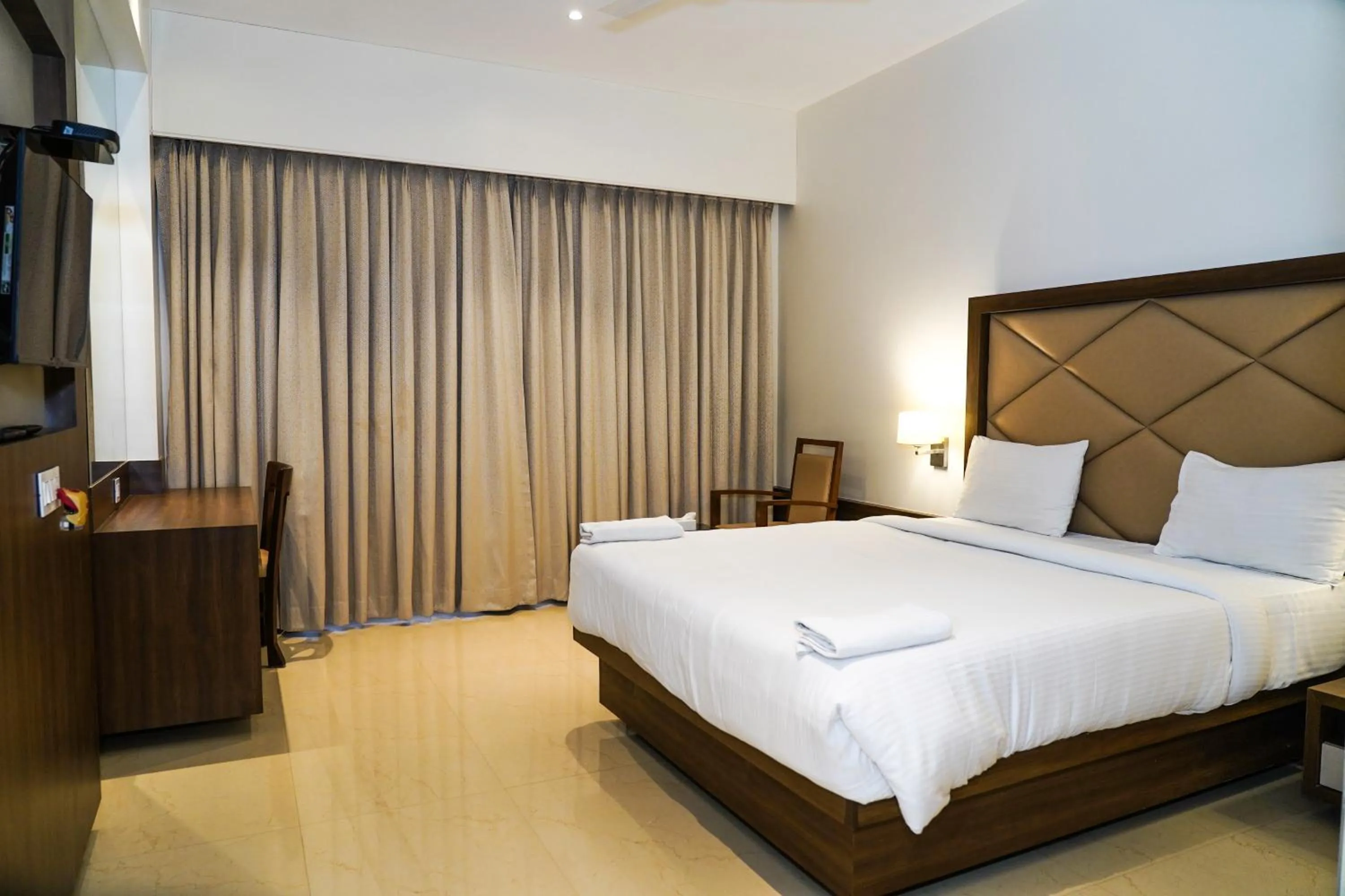 Bedroom, Bed in Hotel Sun Shine Inn