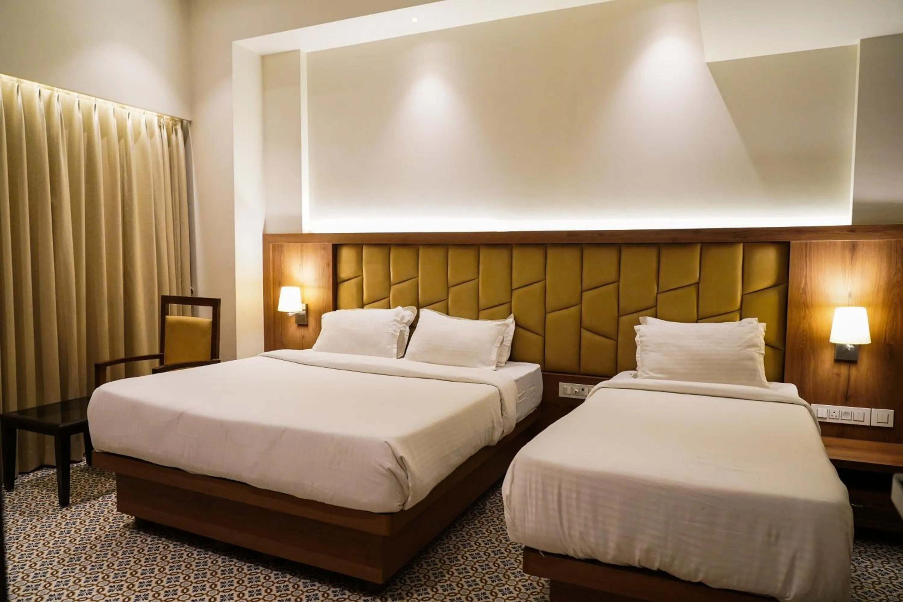 Bed in Hotel Sun Shine Inn