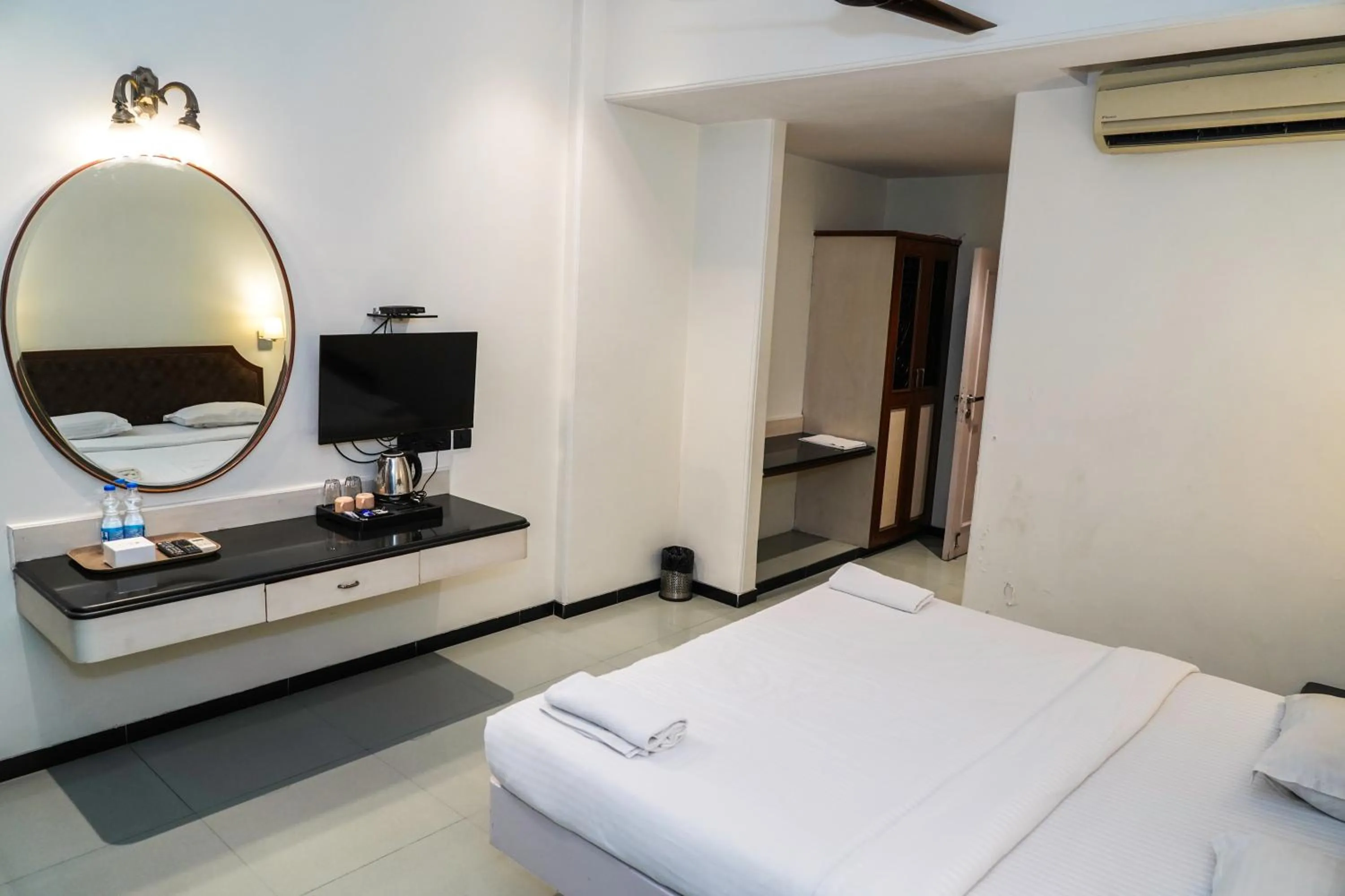 Bedroom, Bed in Hotel Sun Shine Inn