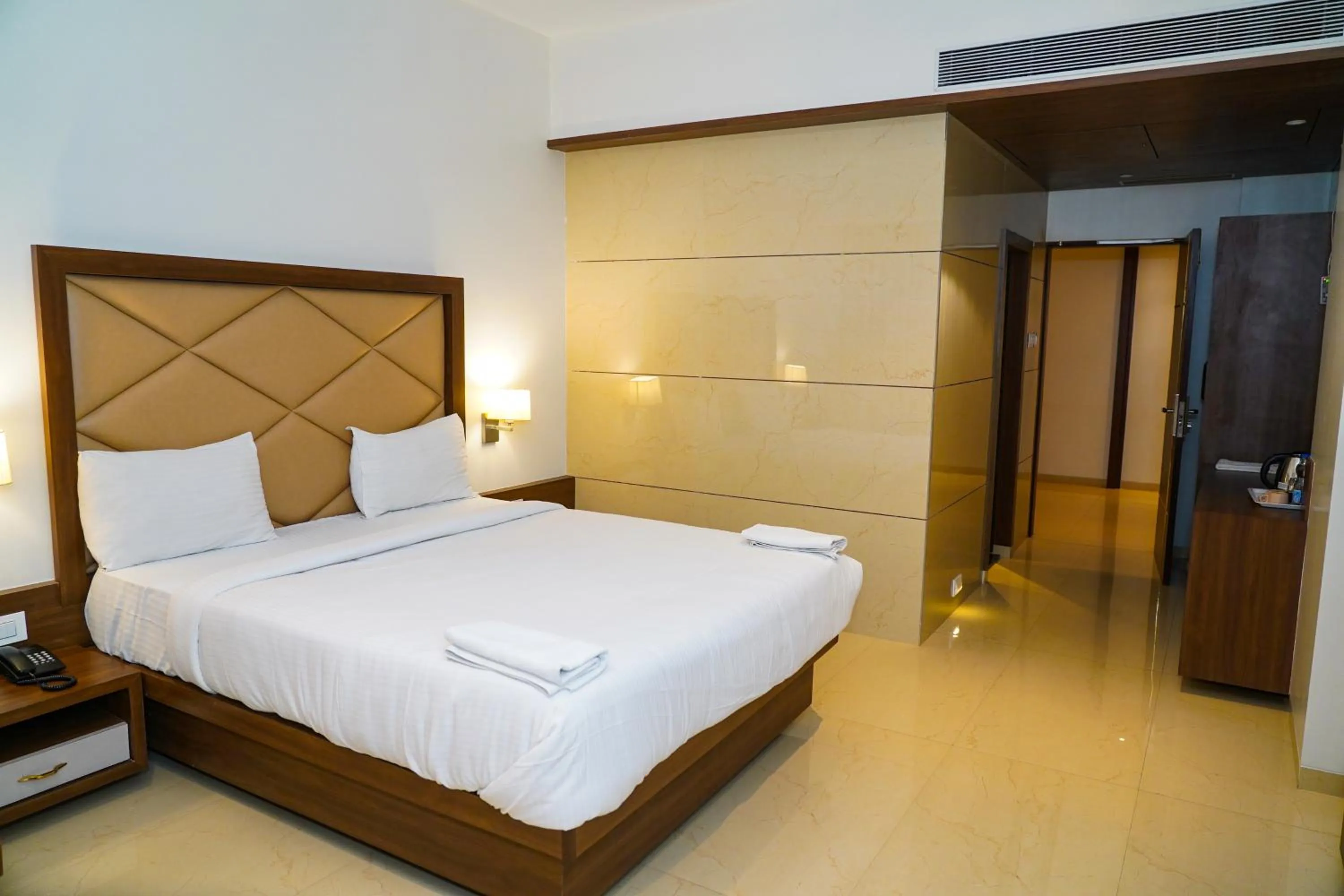 Bed in Hotel Sun Shine Inn