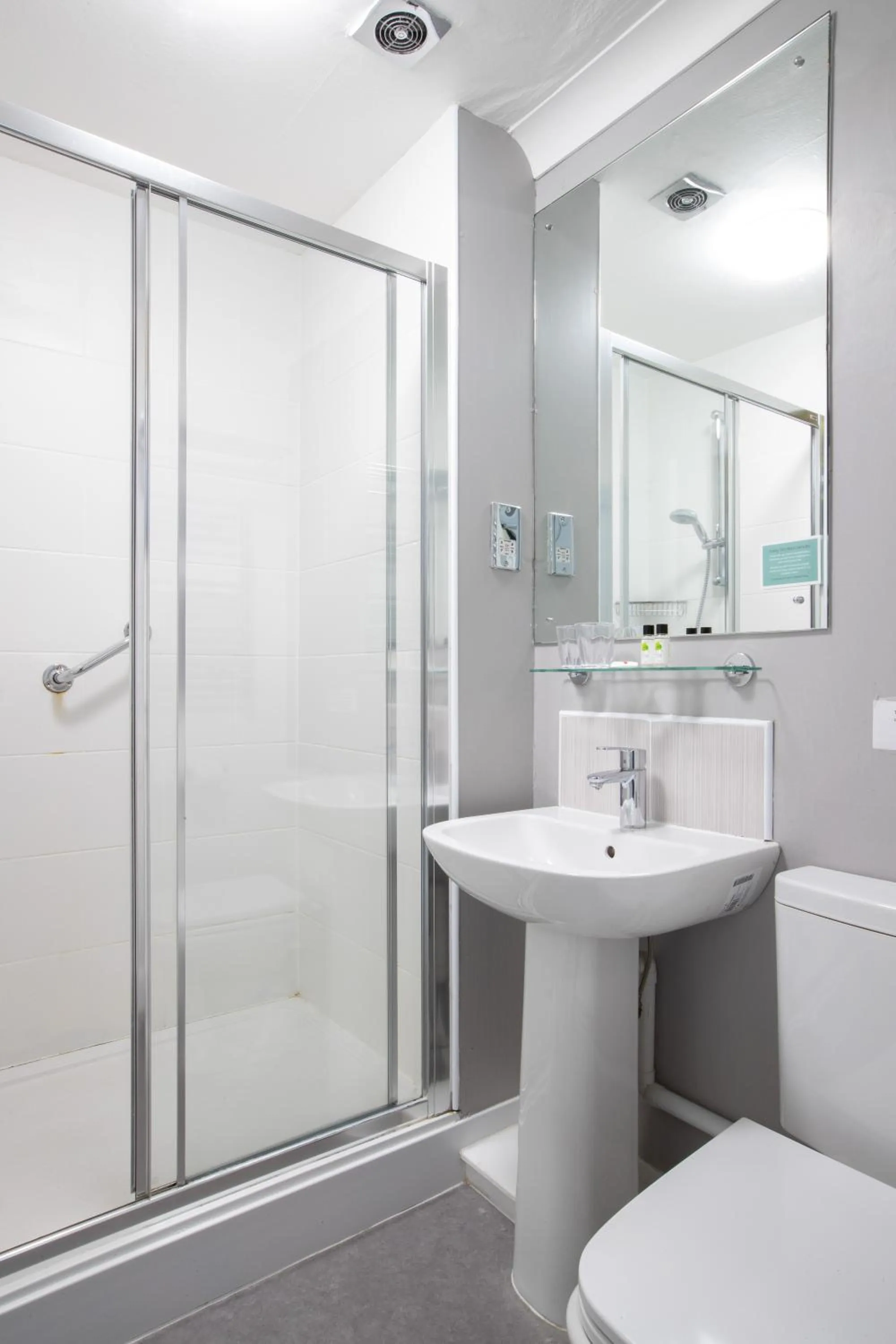 Shower in George Hotel