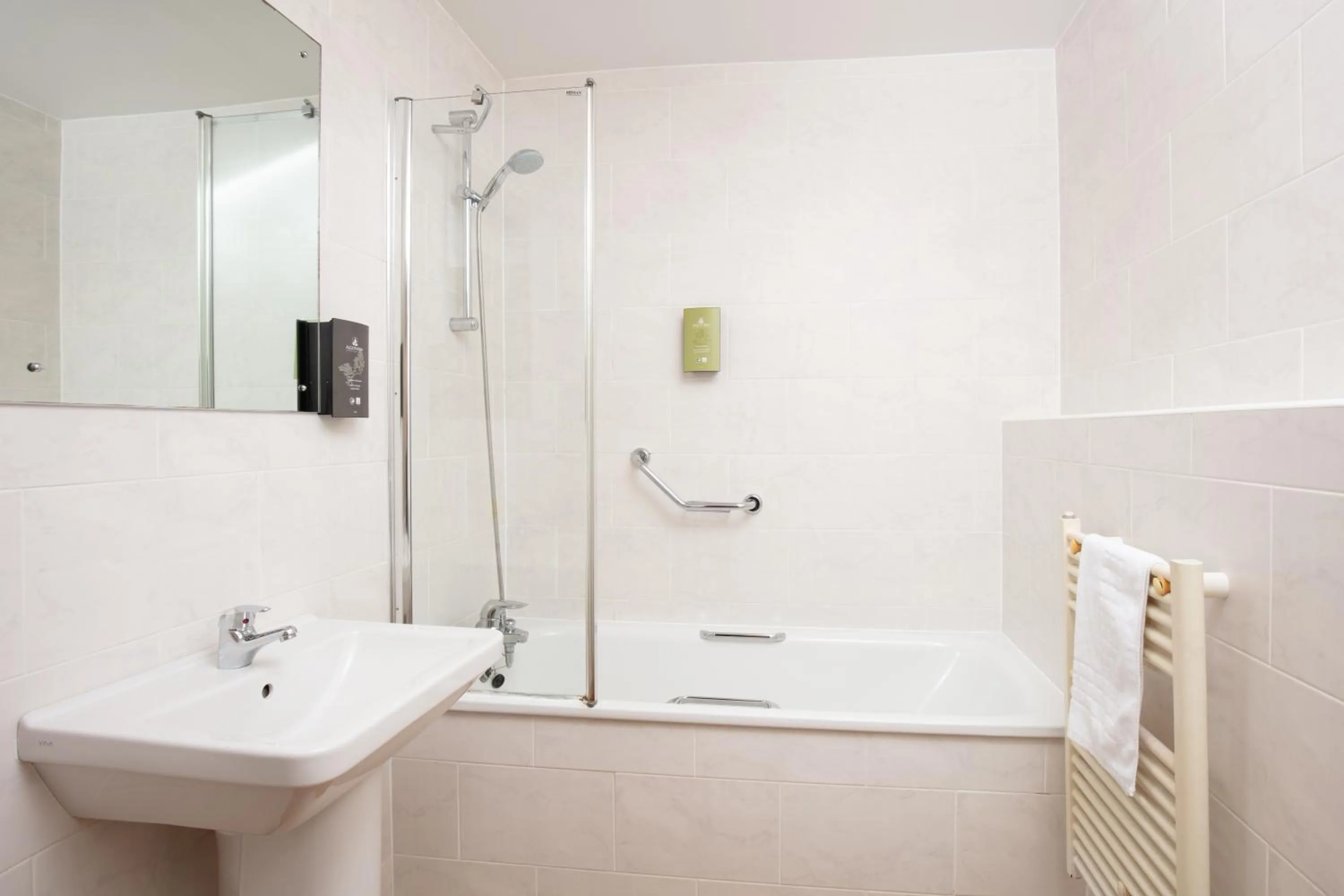 Bathroom in George Hotel