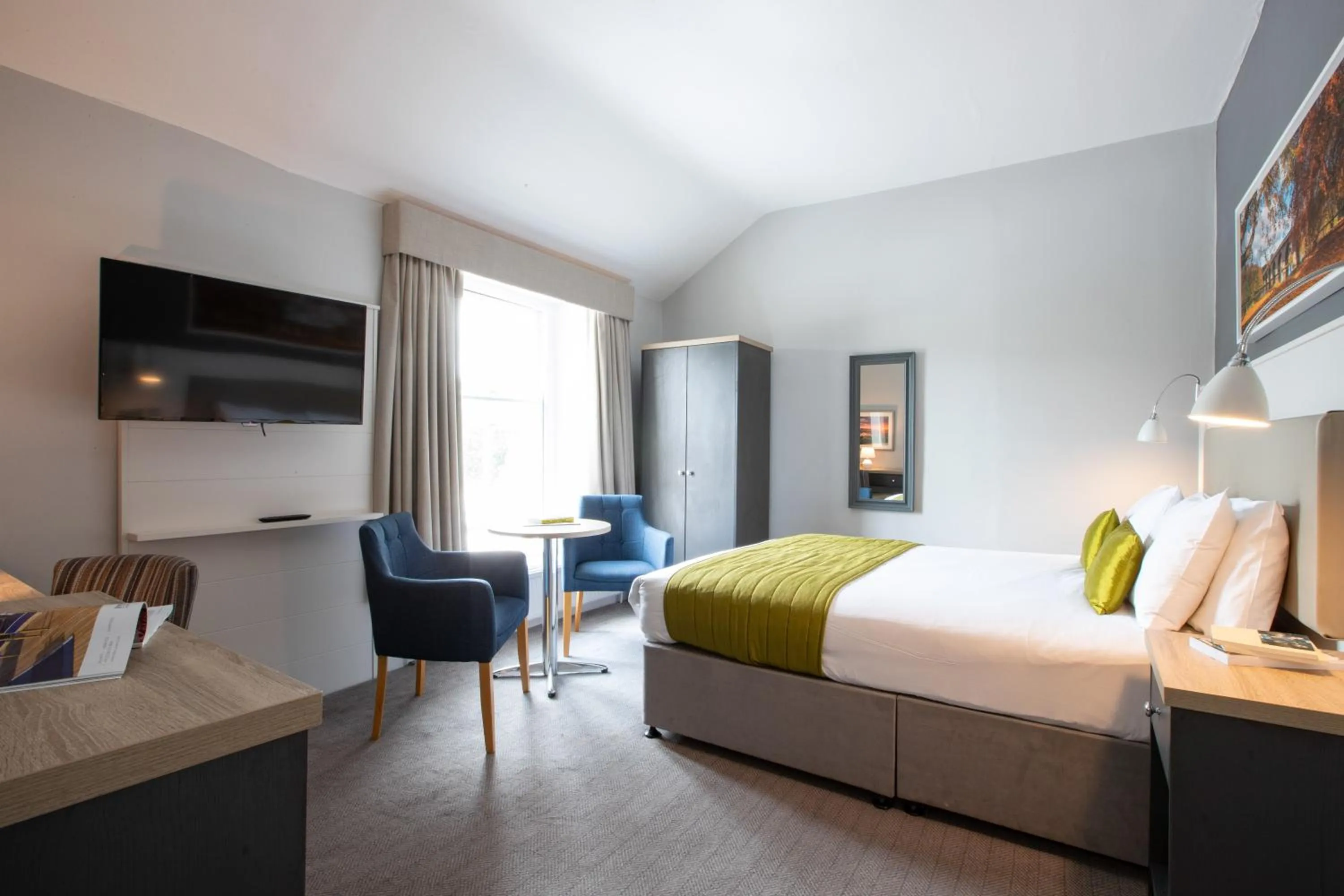 Photo of the whole room, Bed in George Hotel