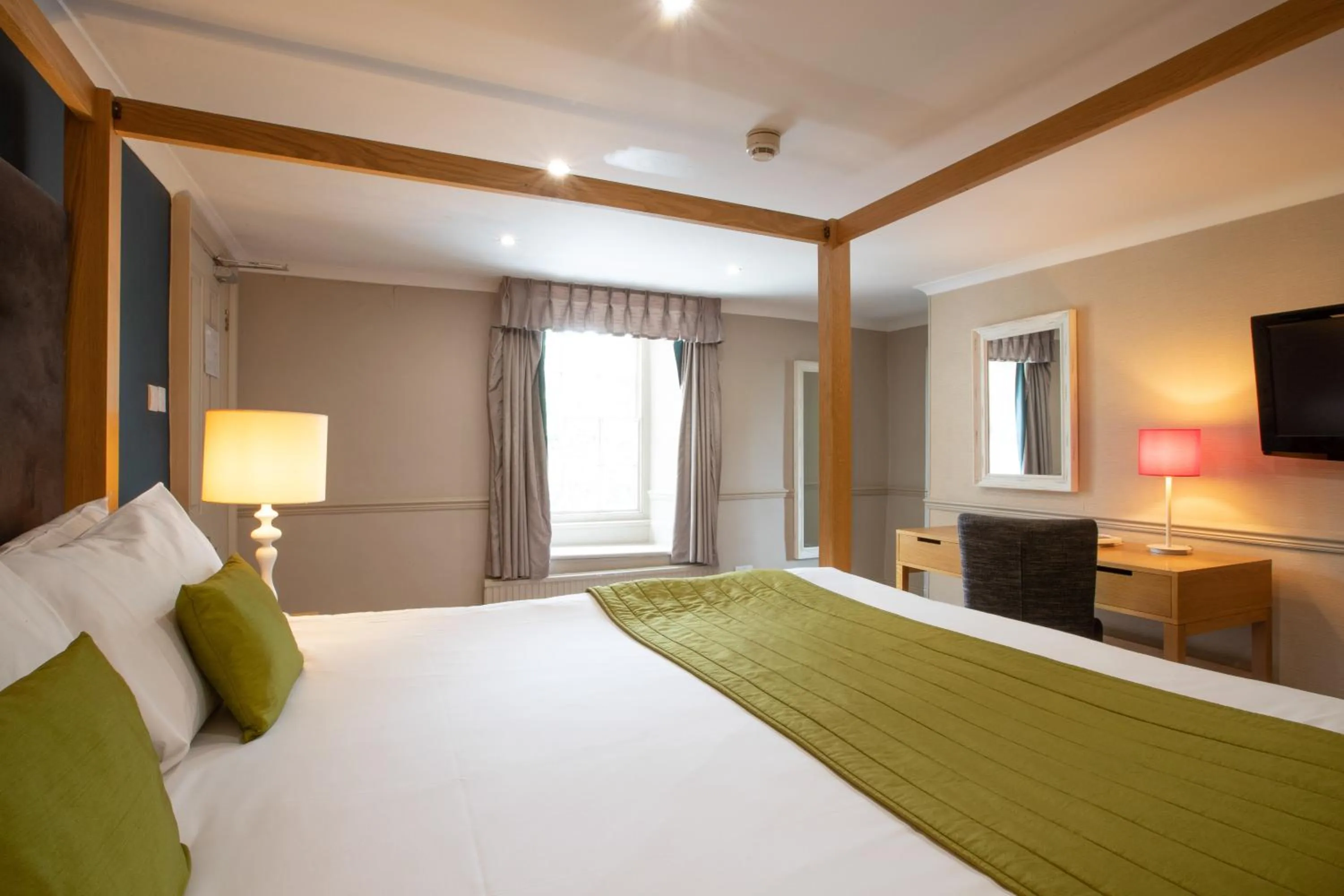 Bedroom, Bed in George Hotel