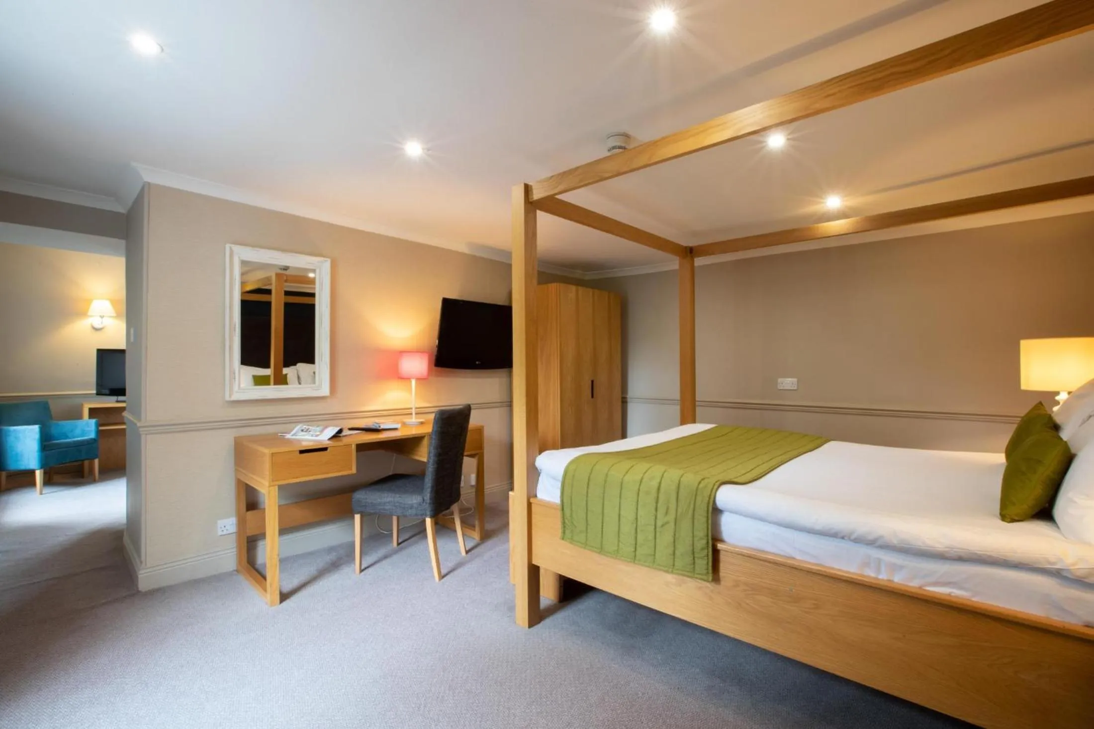 Bedroom, Bed in George Hotel