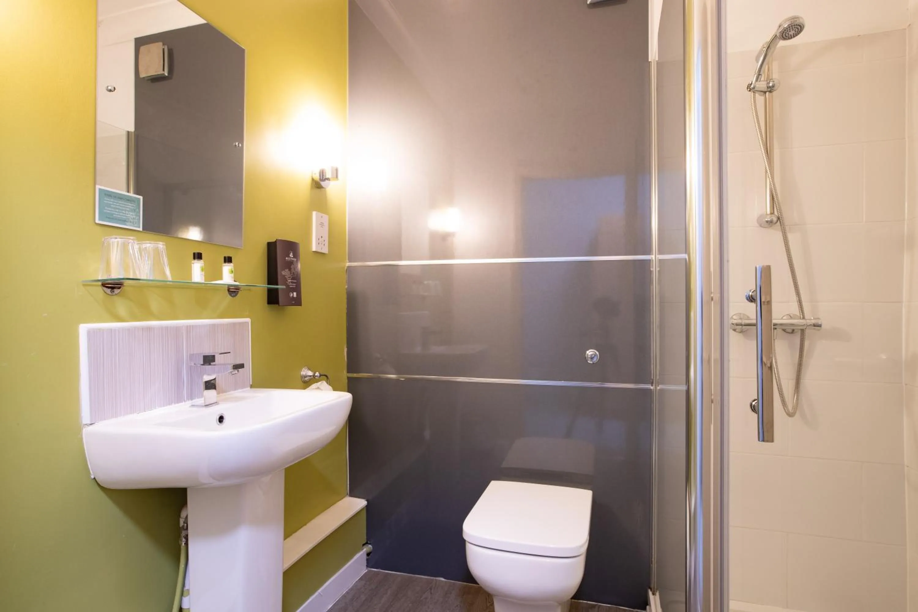 Bathroom in George Hotel