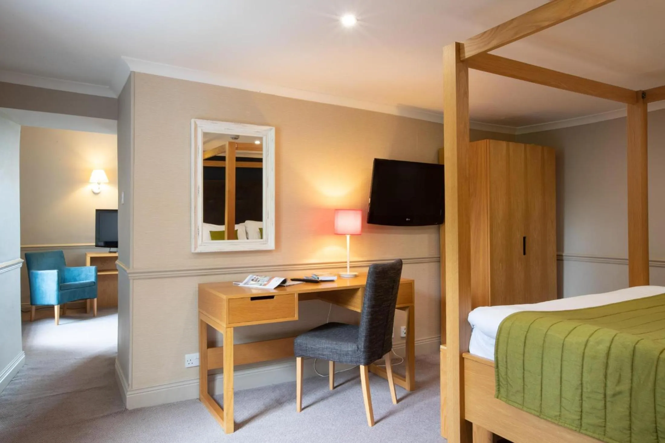 Bedroom, Bed in George Hotel