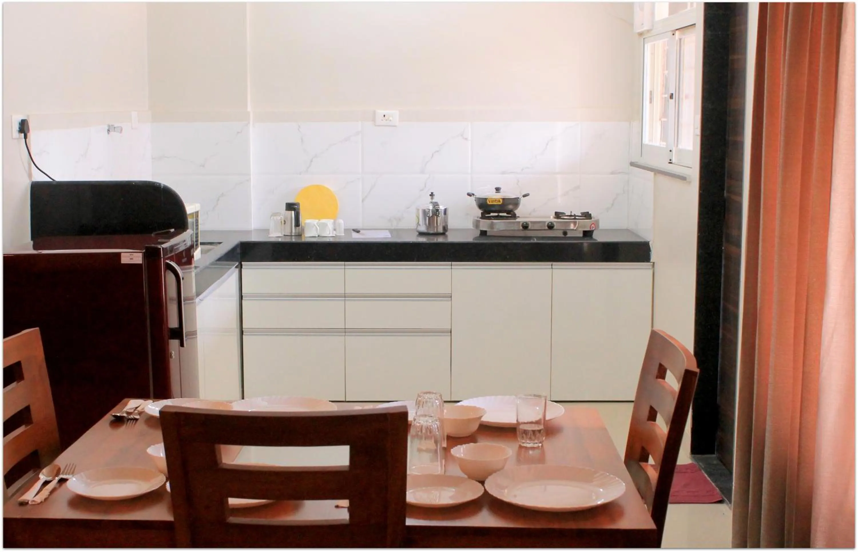 Restaurant/places to eat in StayBird - Icon Bliss, An Apartment Hotel, Kharadi