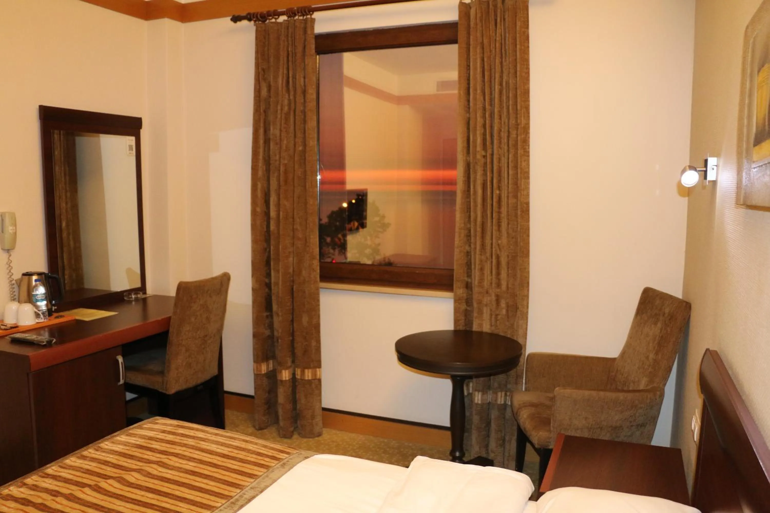 Seating area, Bed in Hotel Lazlakar