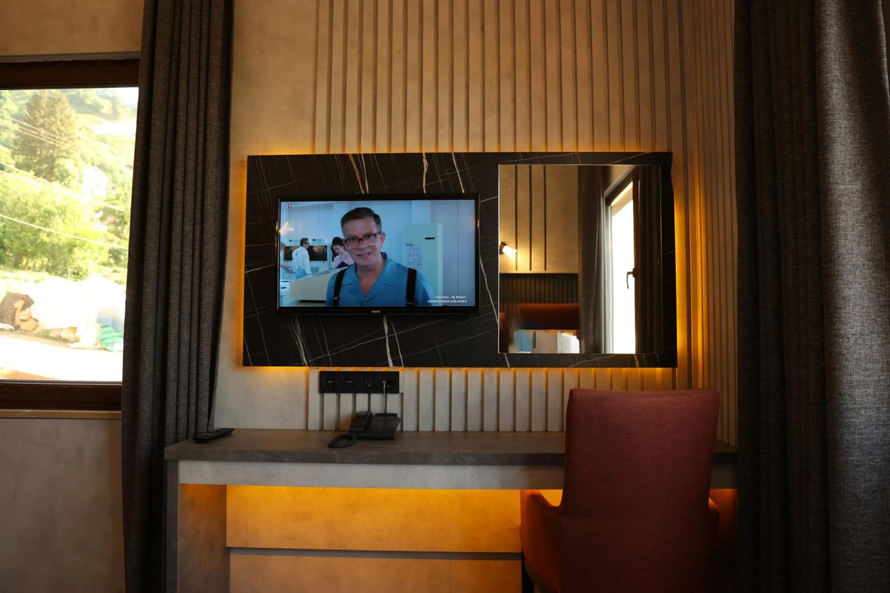 Communal lounge/ TV room in Hotel Lazlakar
