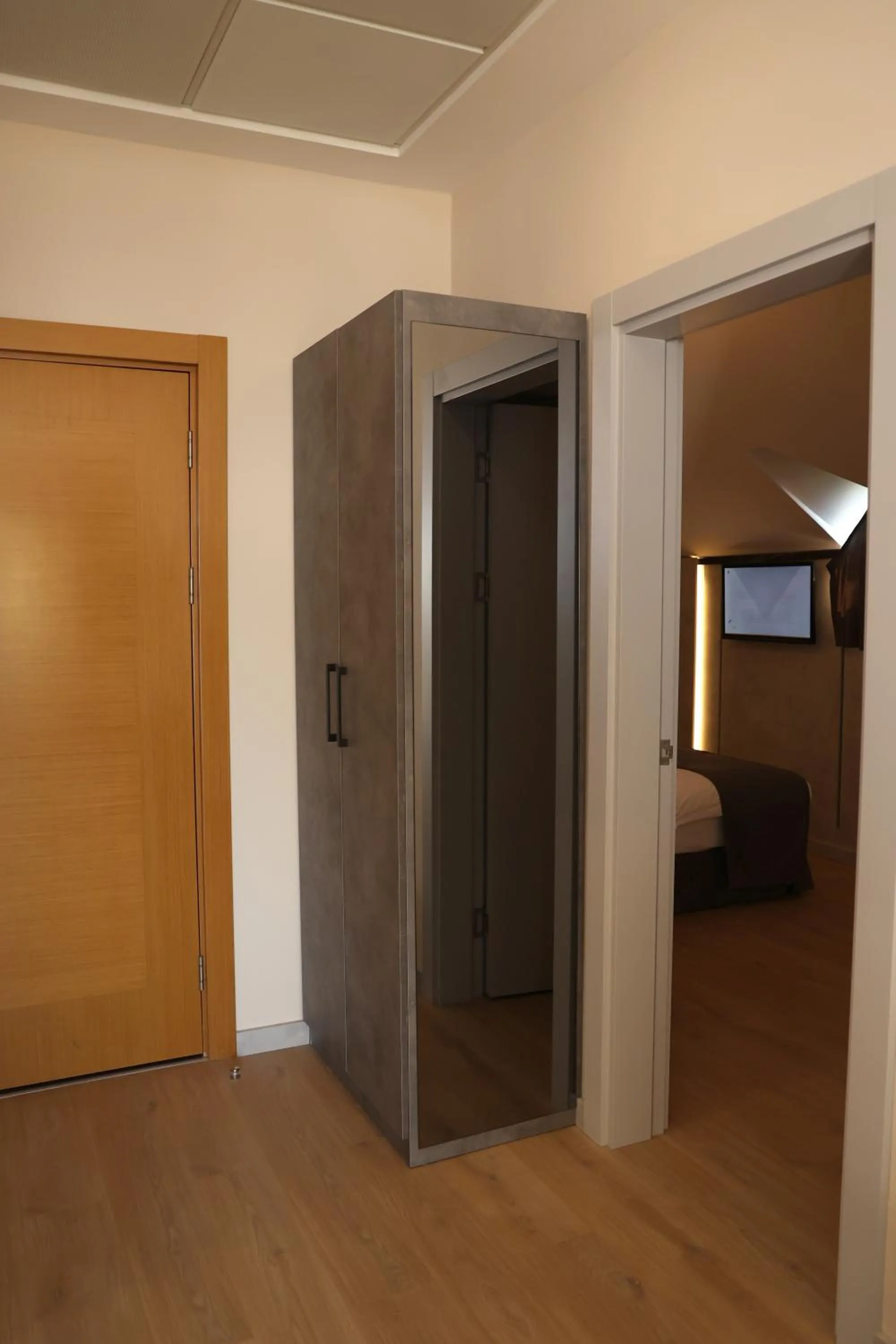 wardrobe, Bed in Hotel Lazlakar