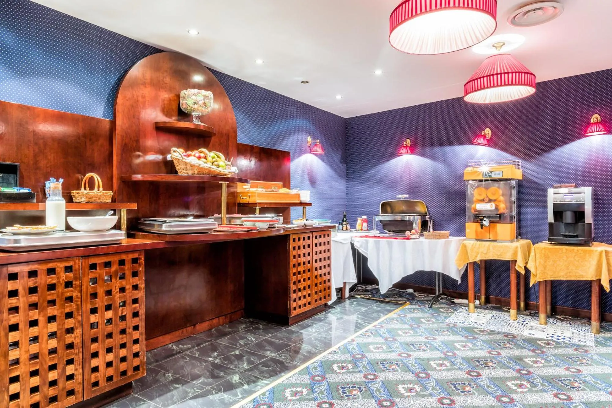 Buffet breakfast in Villa Panthéon