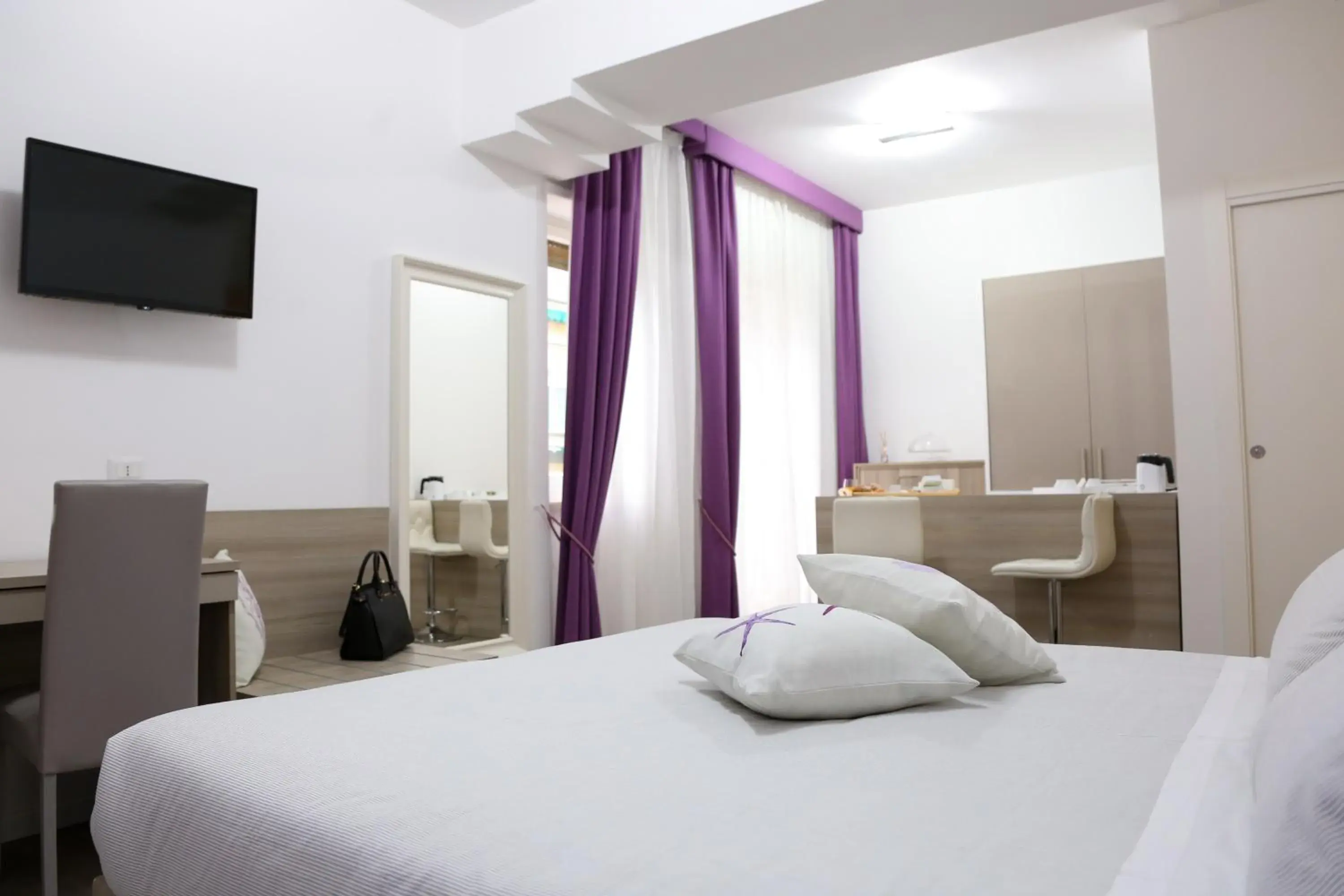 Deluxe Double Room with Balcony in Al Parco II Rota B&B Deluxe Double Room with Balcony in Al Parco II Rota B&B