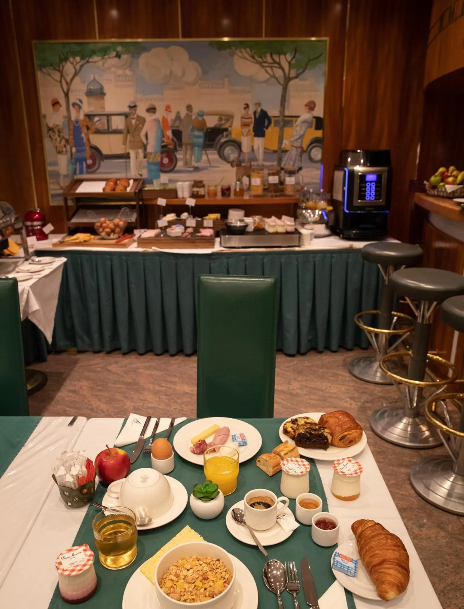 Restaurant/places to eat in Villa Luxembourg