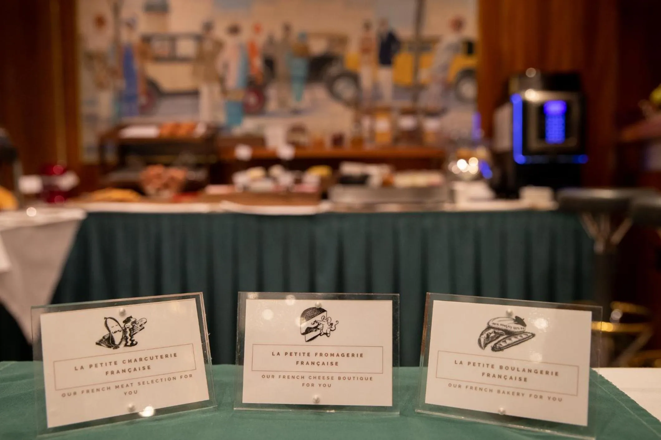 Restaurant/places to eat in Villa Luxembourg