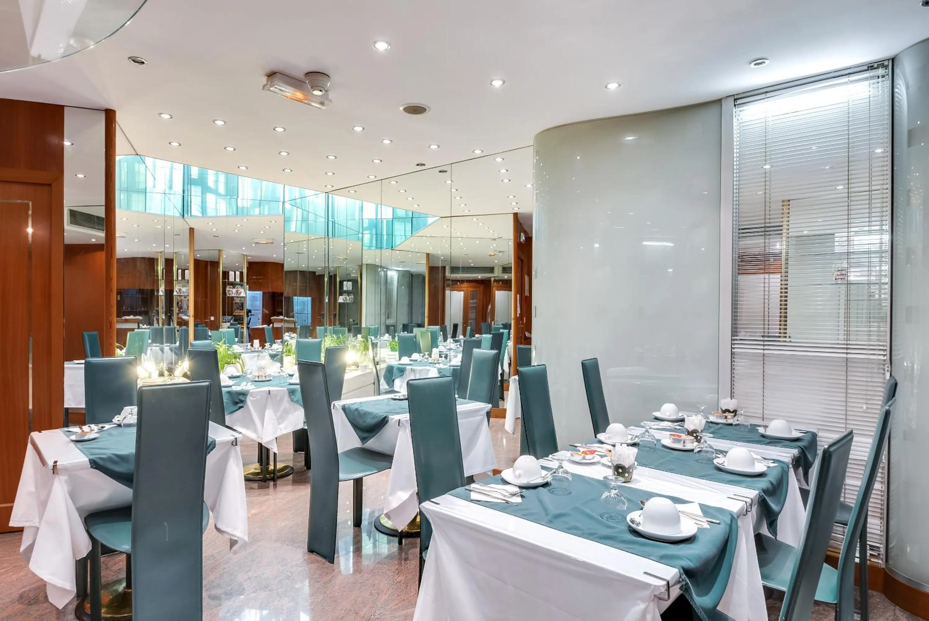 Restaurant/places to eat in Villa Luxembourg