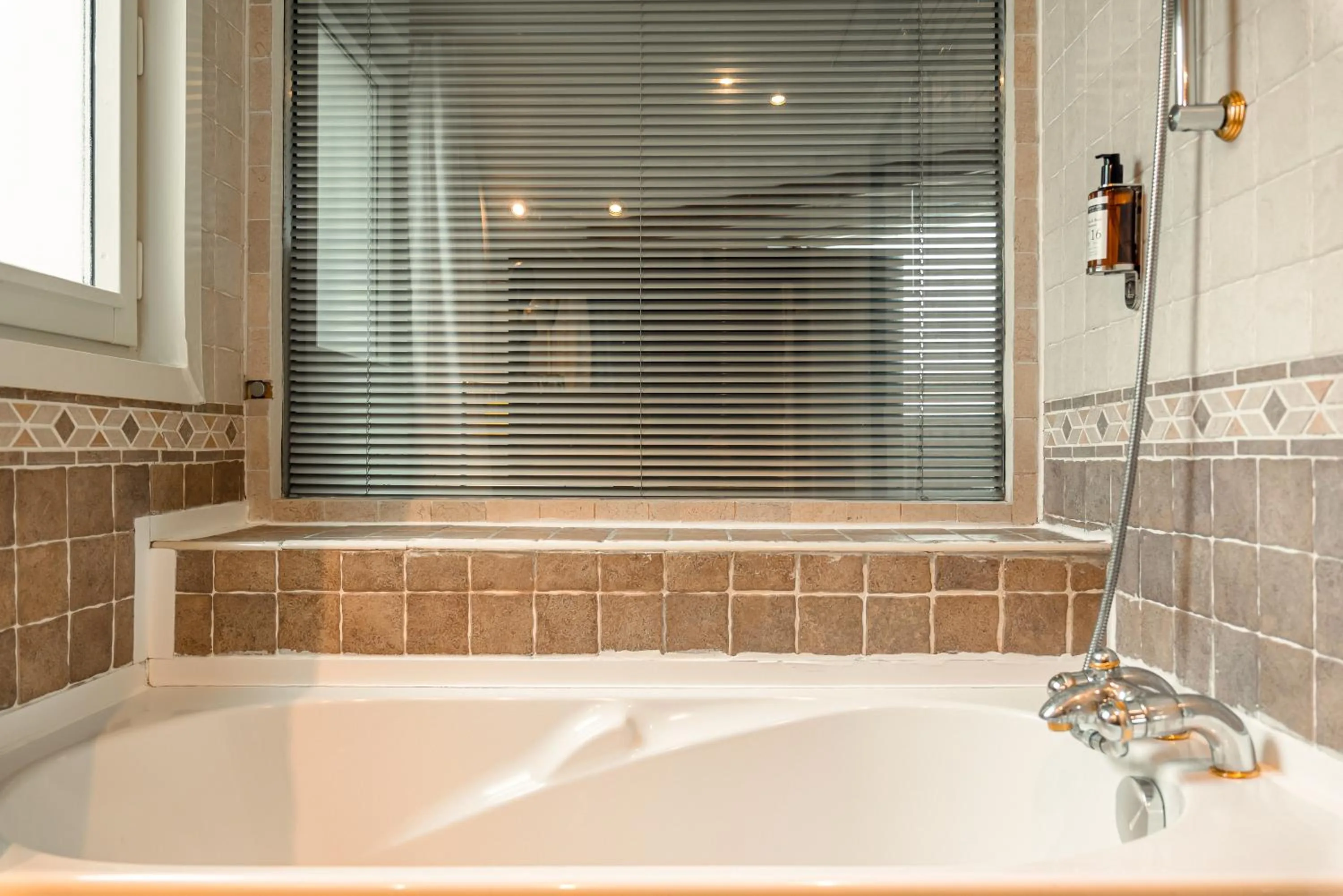 Bathroom in Pavillon Opéra Grands Boulevards