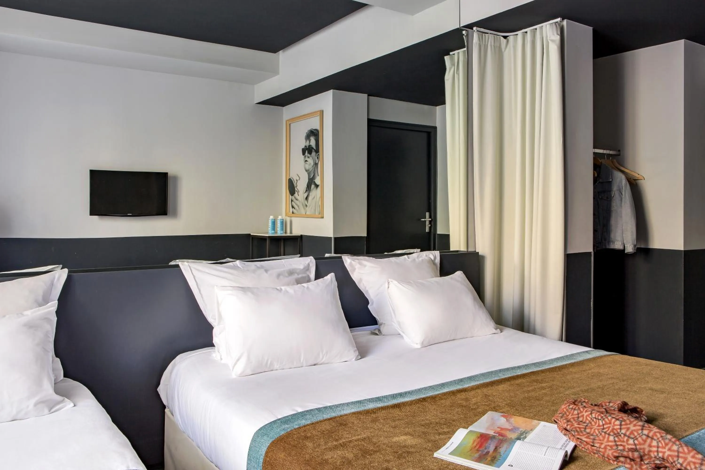 Photo of the whole room, Bed in Hôtel Gaston