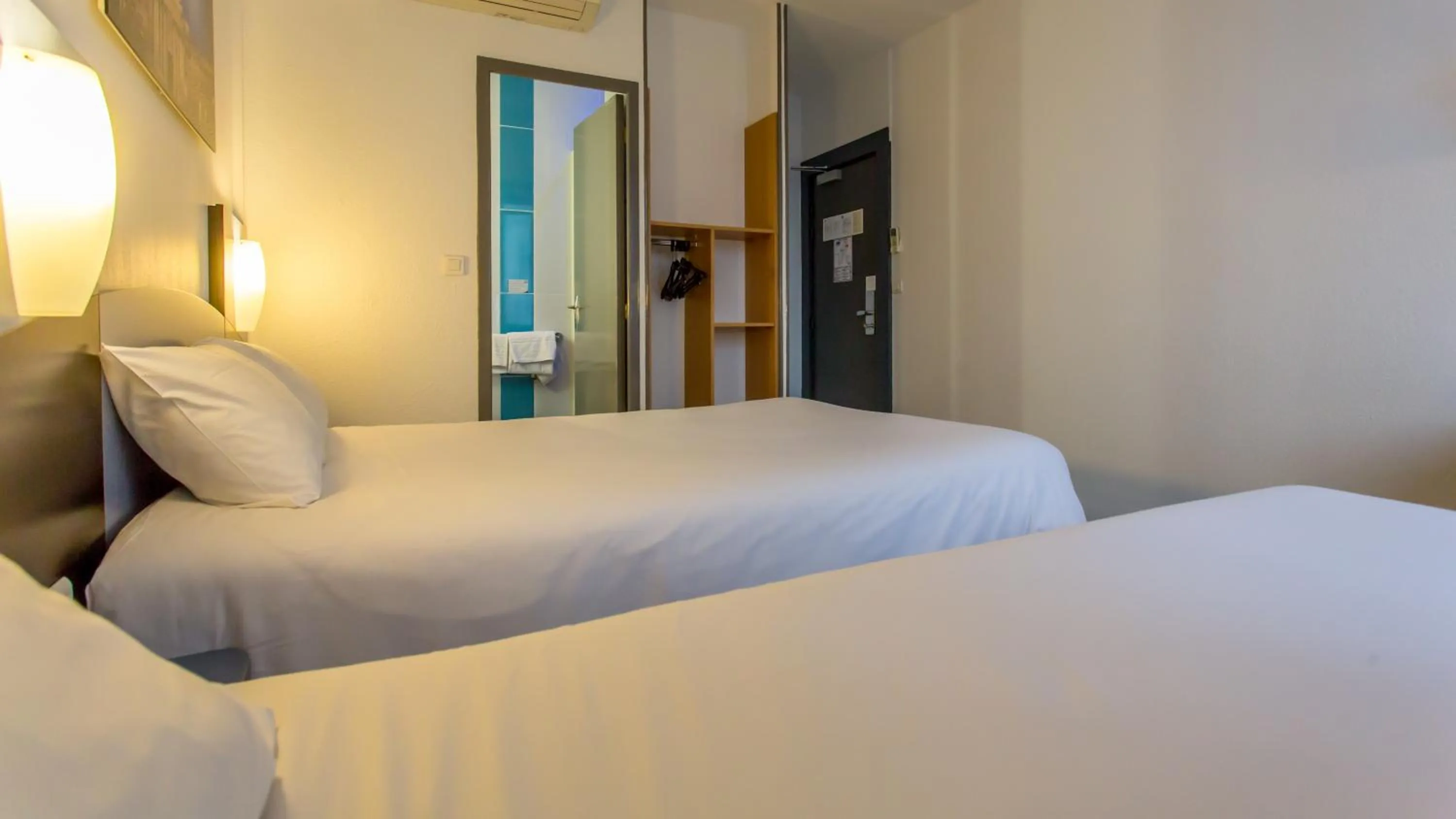 Photo of the whole room, Bed in Hôtel The Originals Access - proche centre-ville - Gare