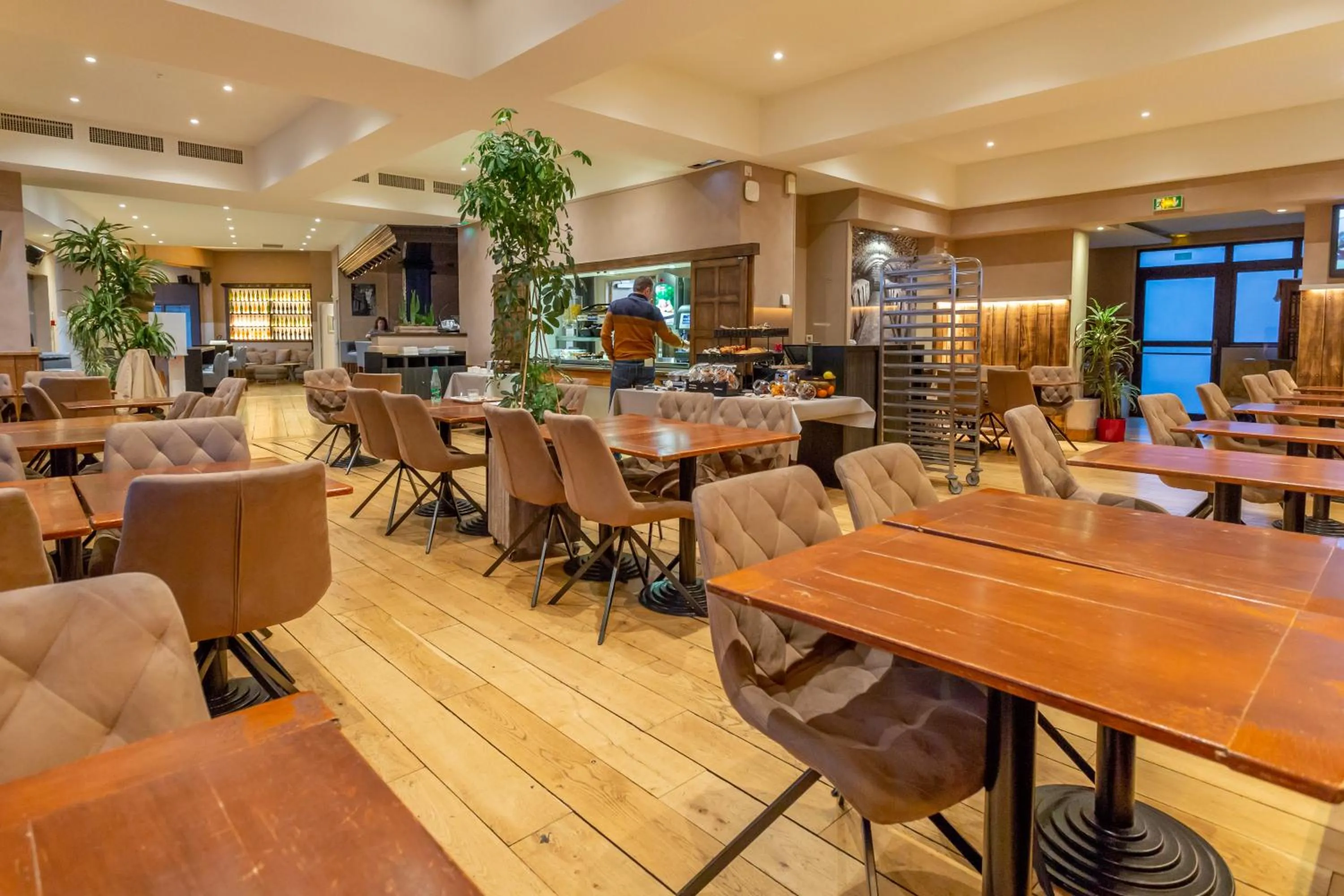 Breakfast in Hôtel The Originals Access - proche centre-ville - Gare