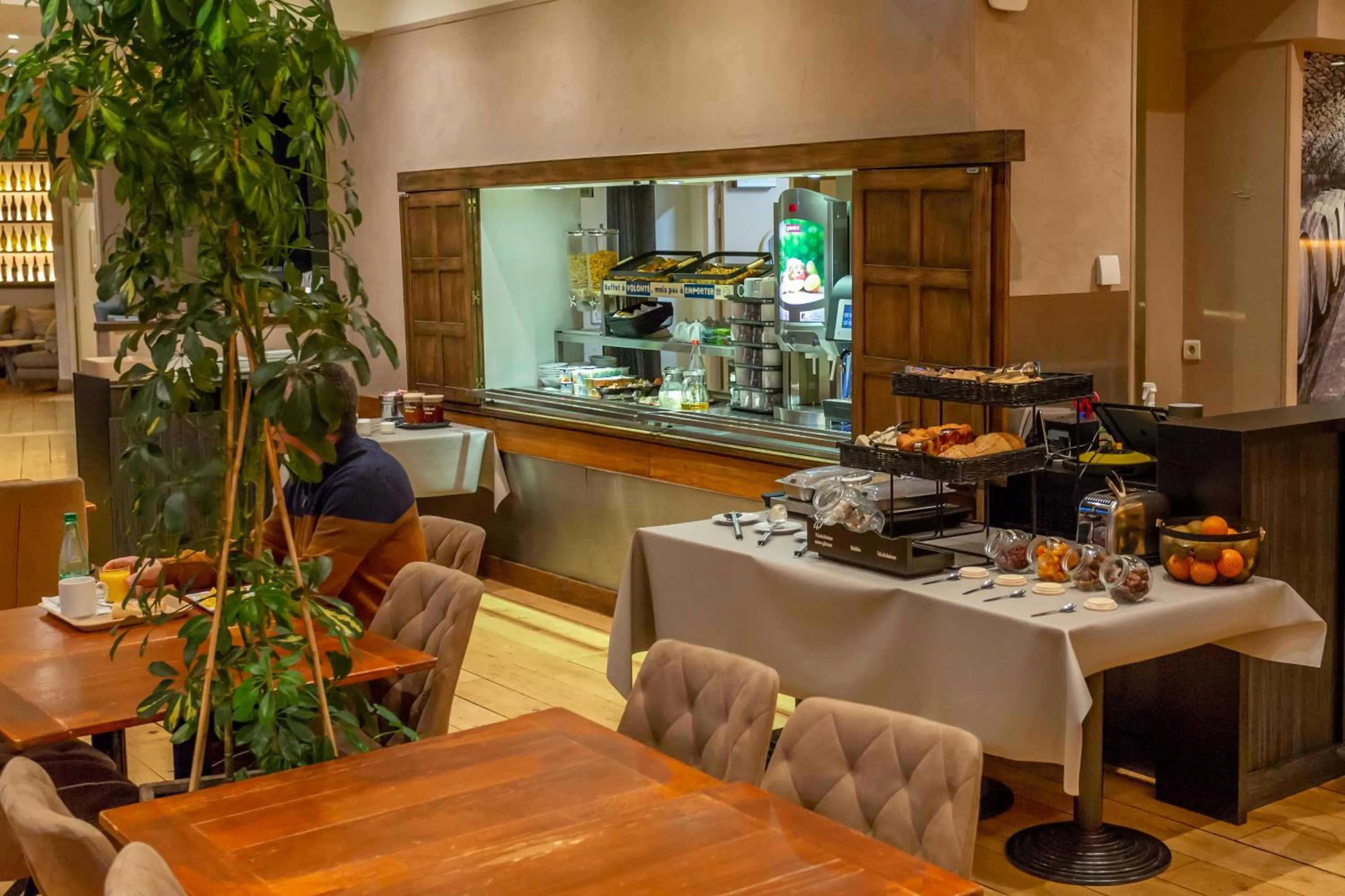 Breakfast in Hôtel The Originals Access - proche centre-ville - Gare