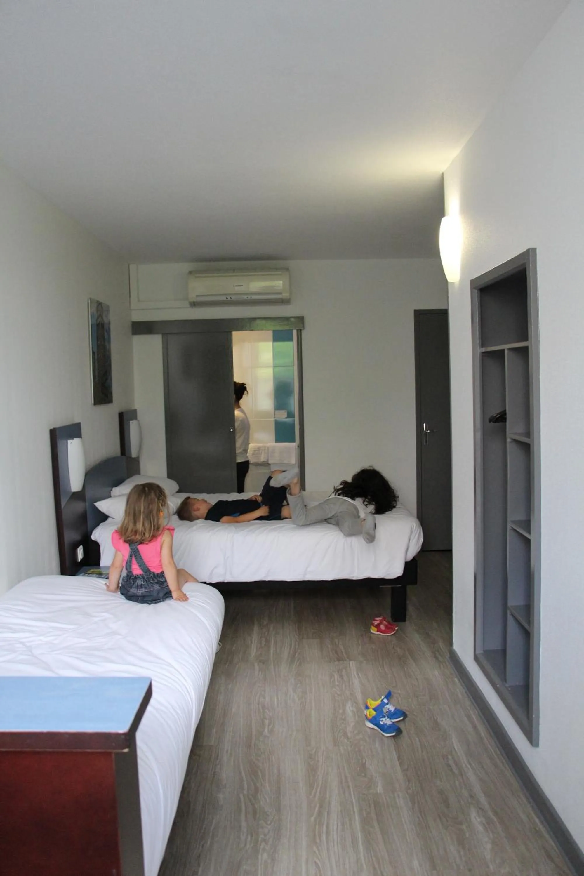 young children, Bed in Hôtel The Originals Access - proche centre-ville - Gare
