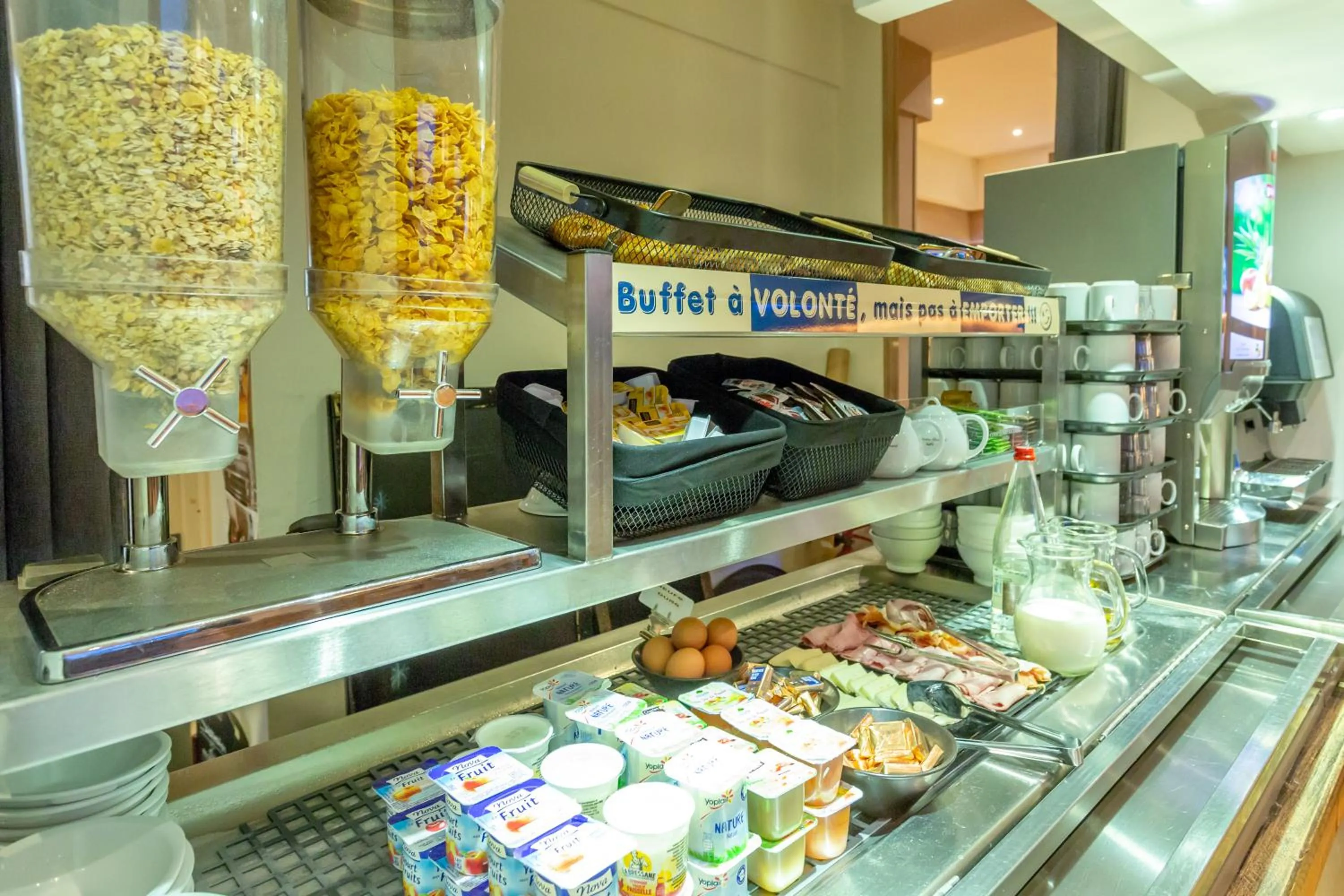 Breakfast in Hôtel The Originals Access - proche centre-ville - Gare