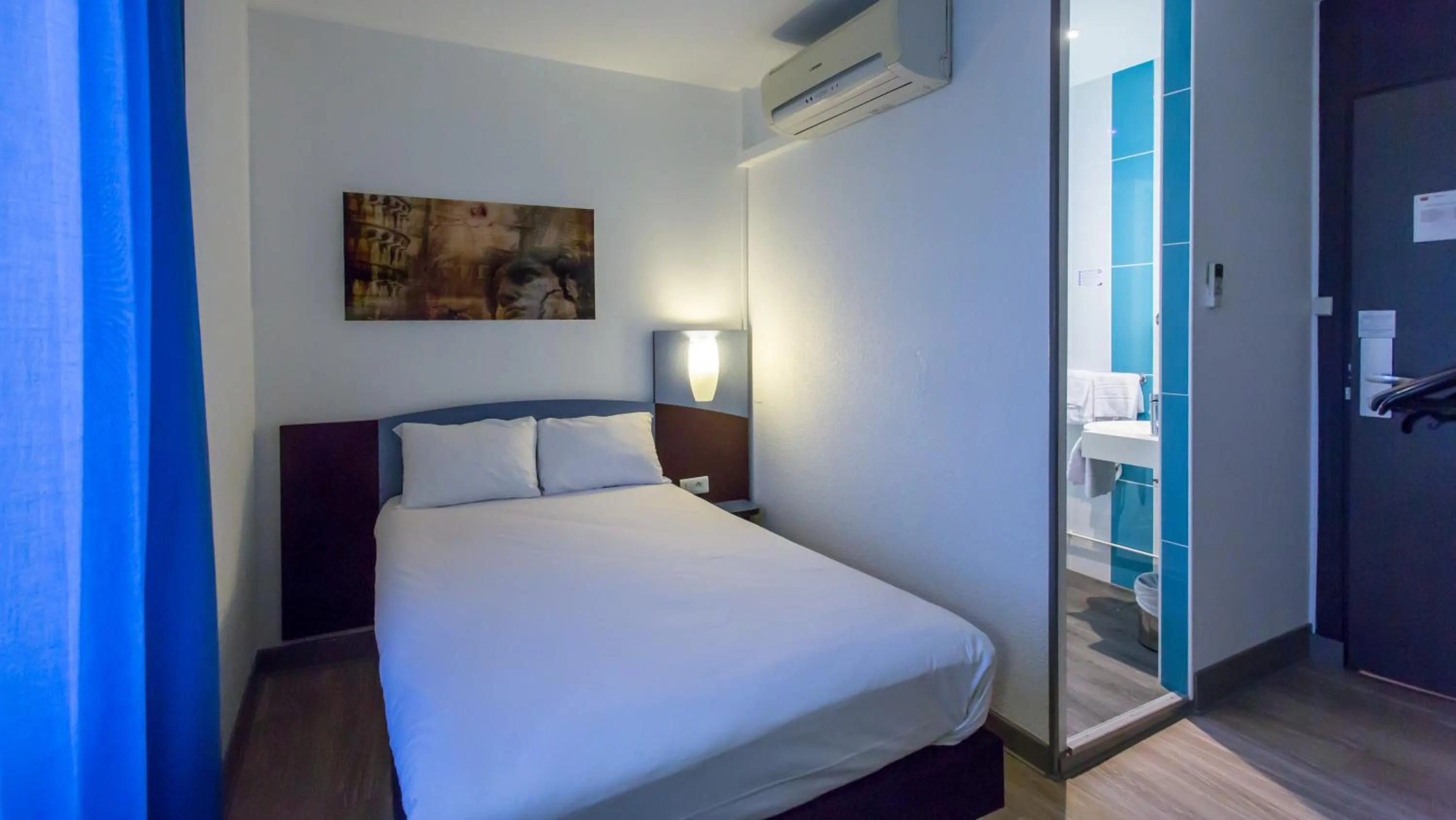 Photo of the whole room, Bed in Hôtel The Originals Access - proche centre-ville - Gare