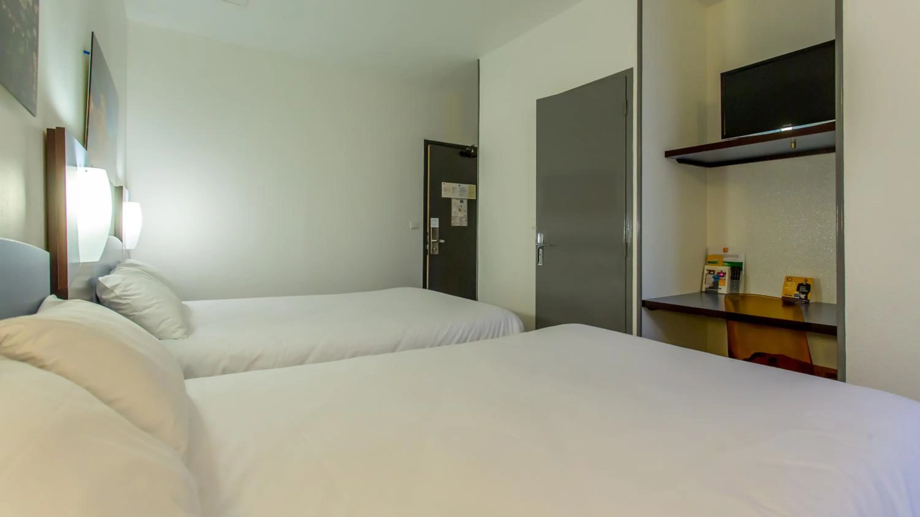 Bed in Hôtel The Originals Access - proche centre-ville - Gare