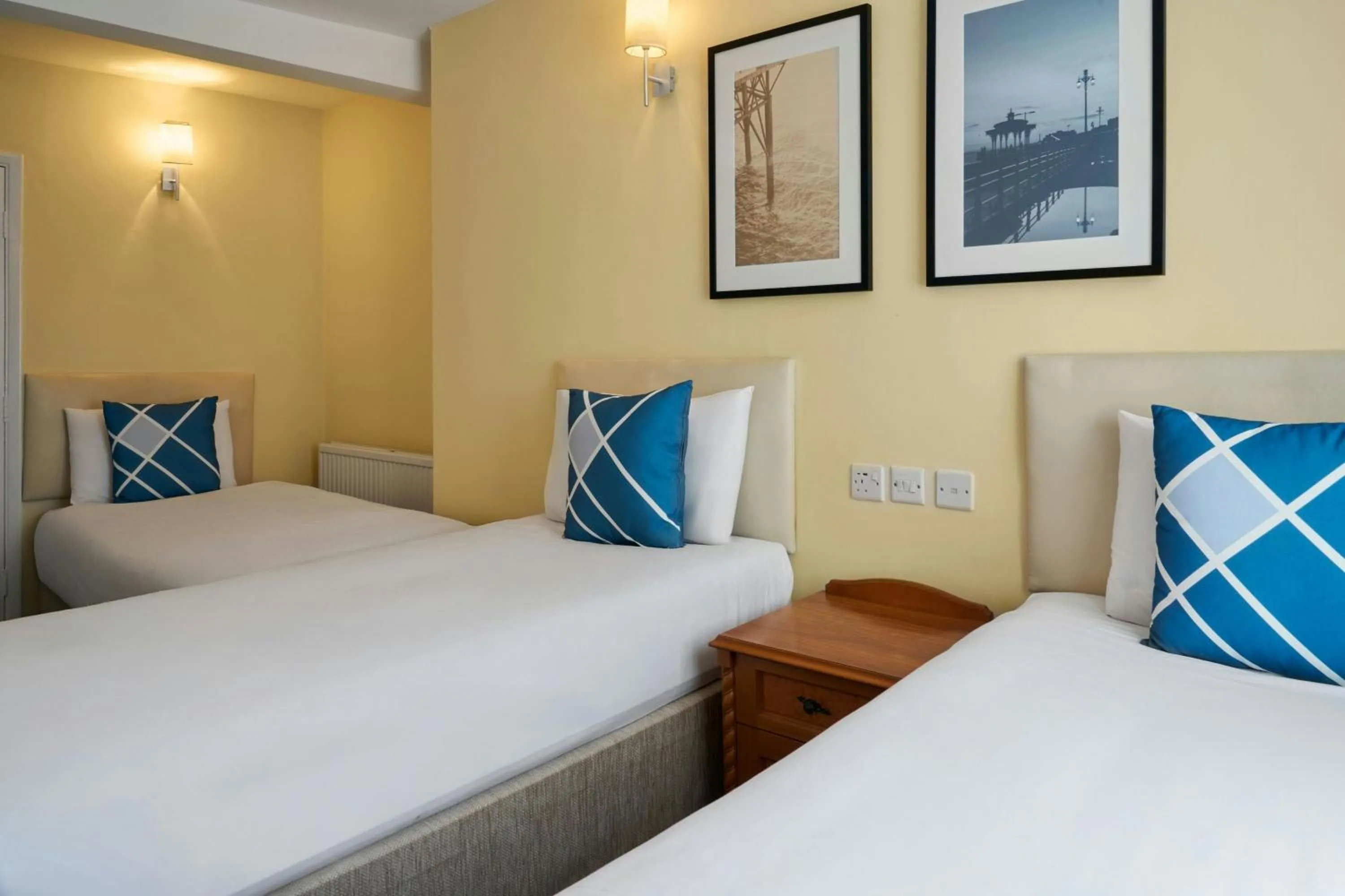 Photo of the whole room, Bed in Four Points Flex by Sheraton Brighton