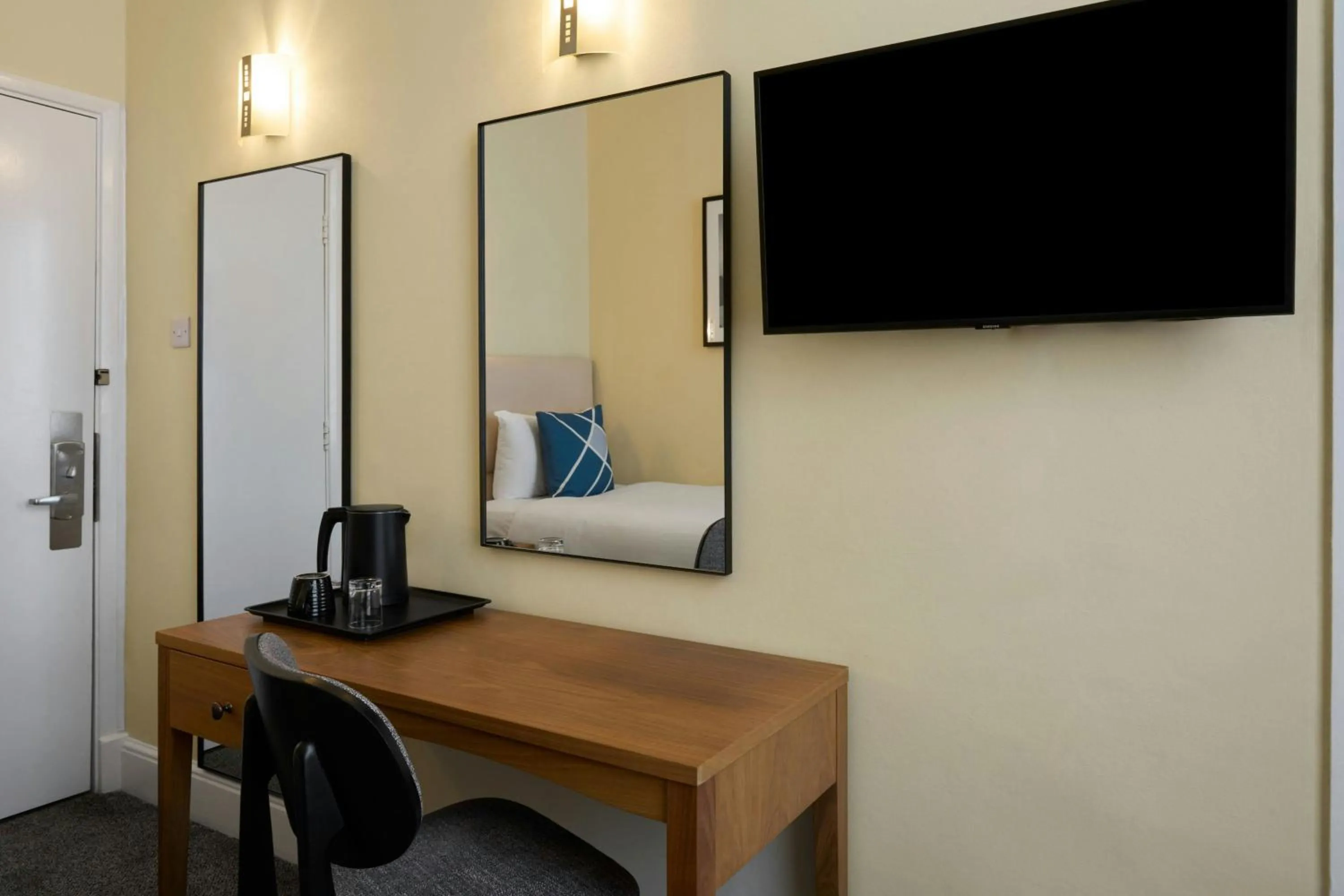 Photo of the whole room, Bed in Four Points Flex by Sheraton Brighton