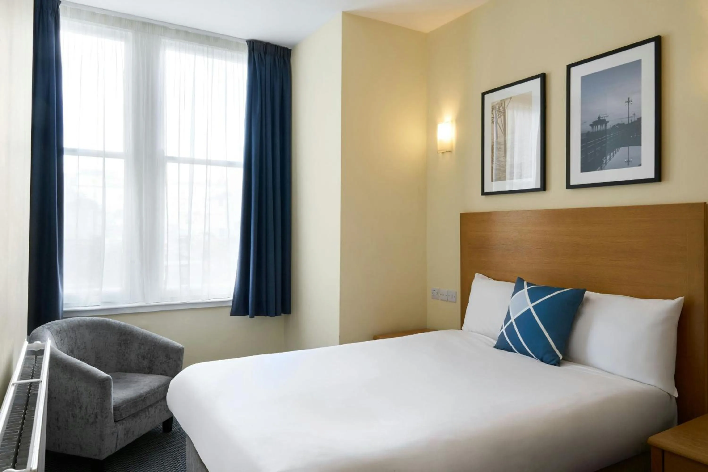 Photo of the whole room, Bed in Four Points Flex by Sheraton Brighton