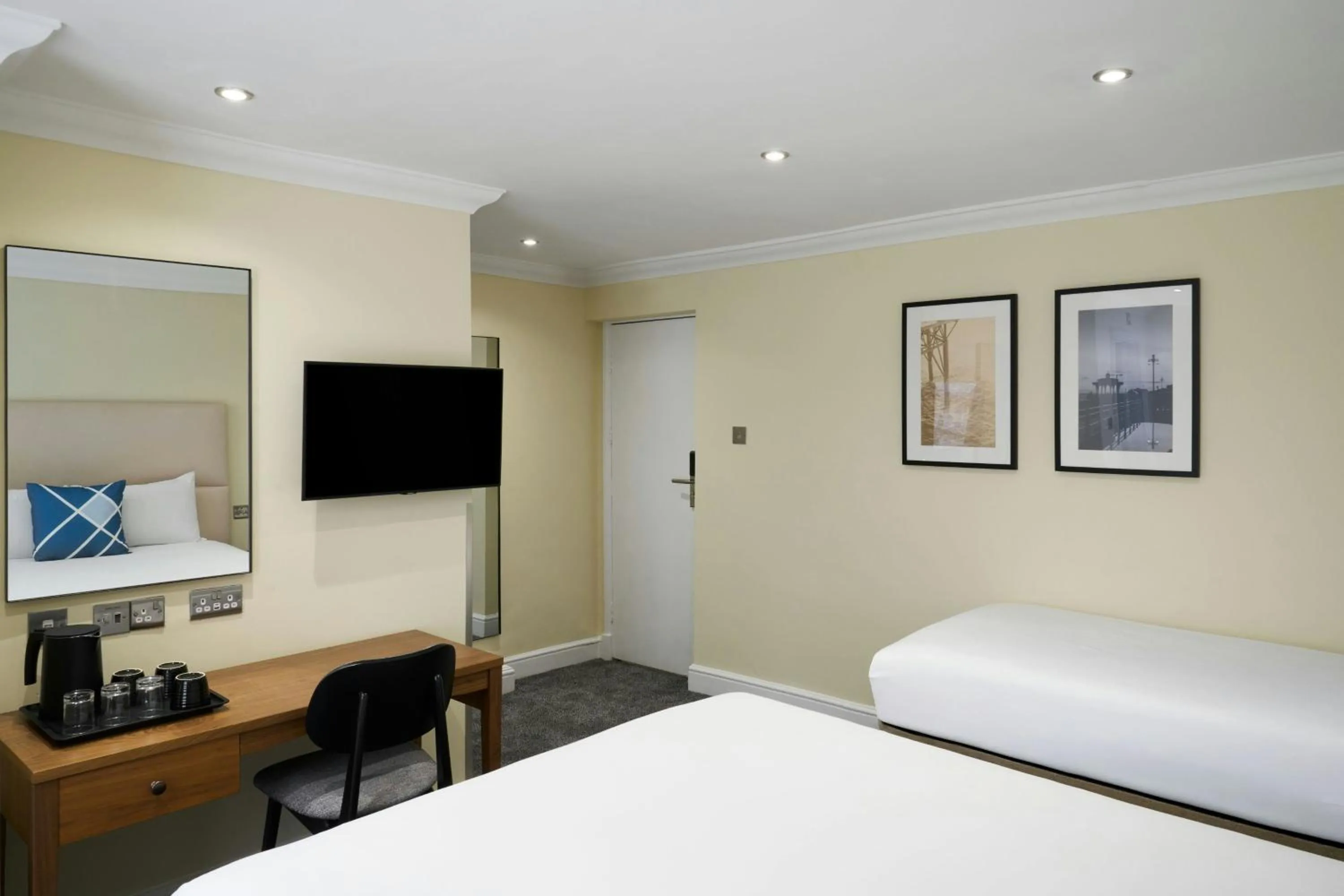 Photo of the whole room, Bed in Four Points Flex by Sheraton Brighton