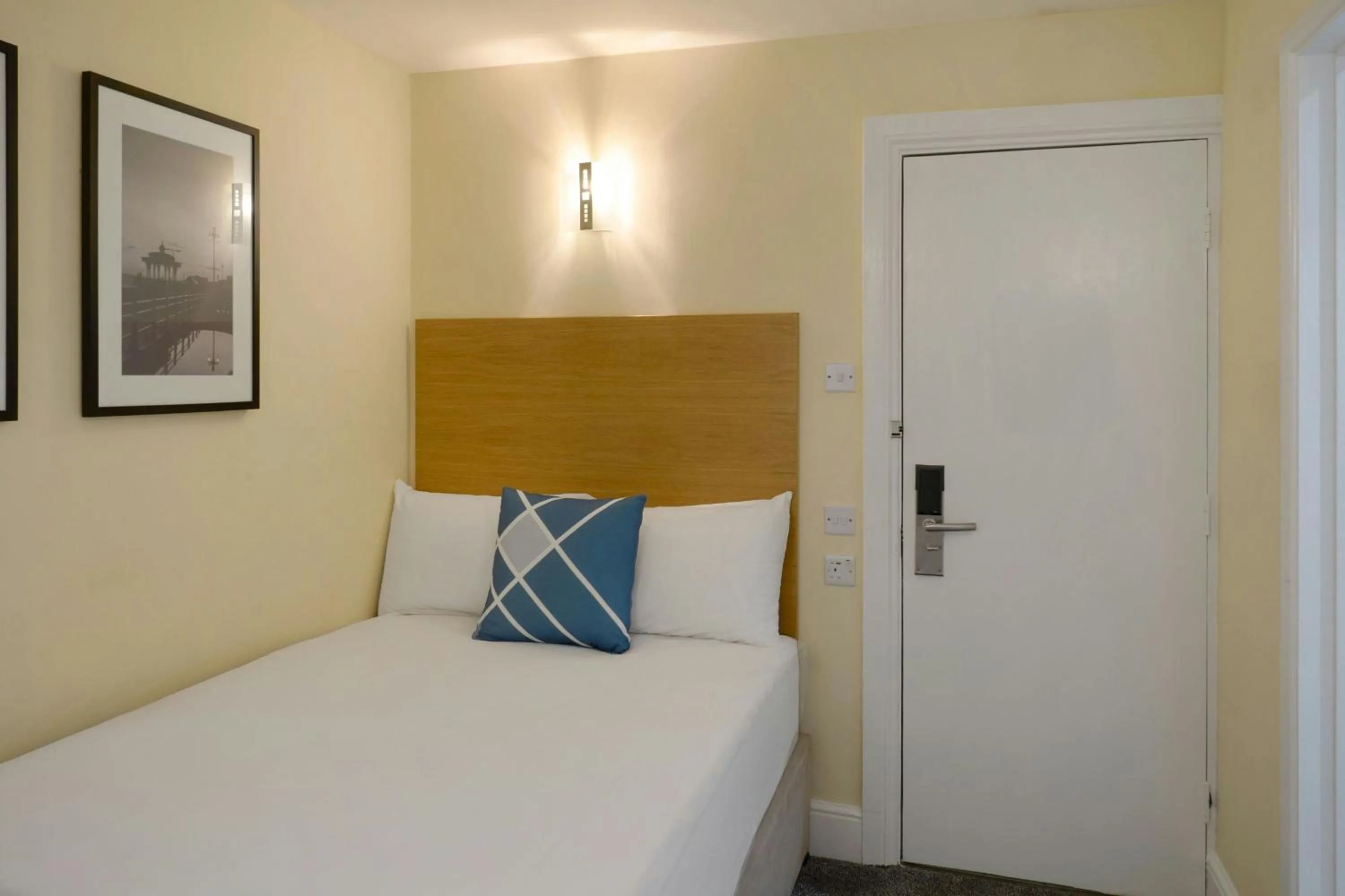 Photo of the whole room, Bed in Four Points Flex by Sheraton Brighton