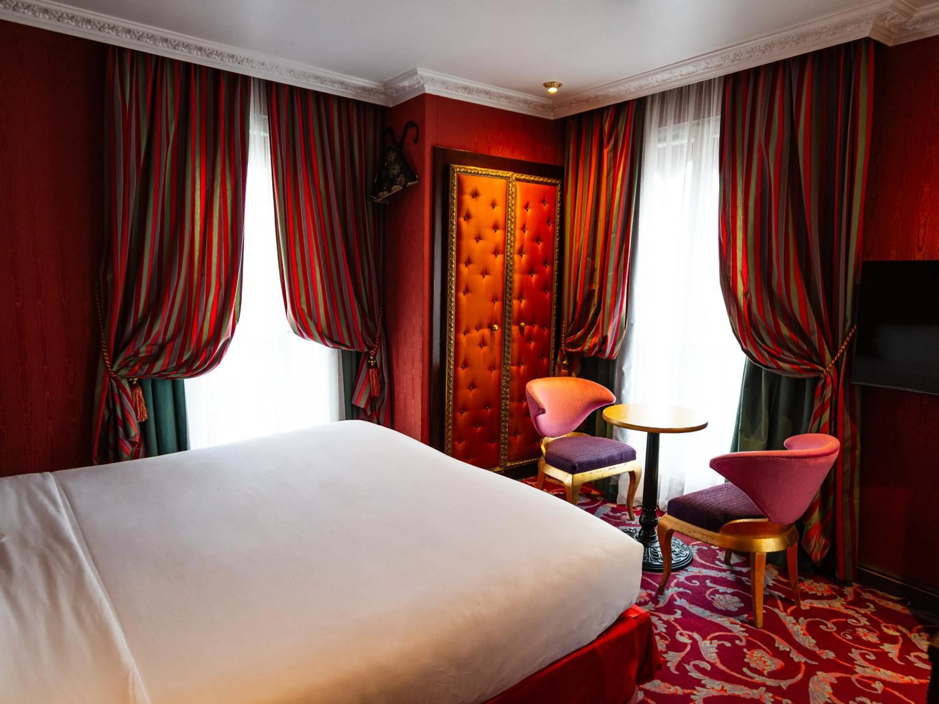 Photo of the whole room, Bed in La Villa Royale