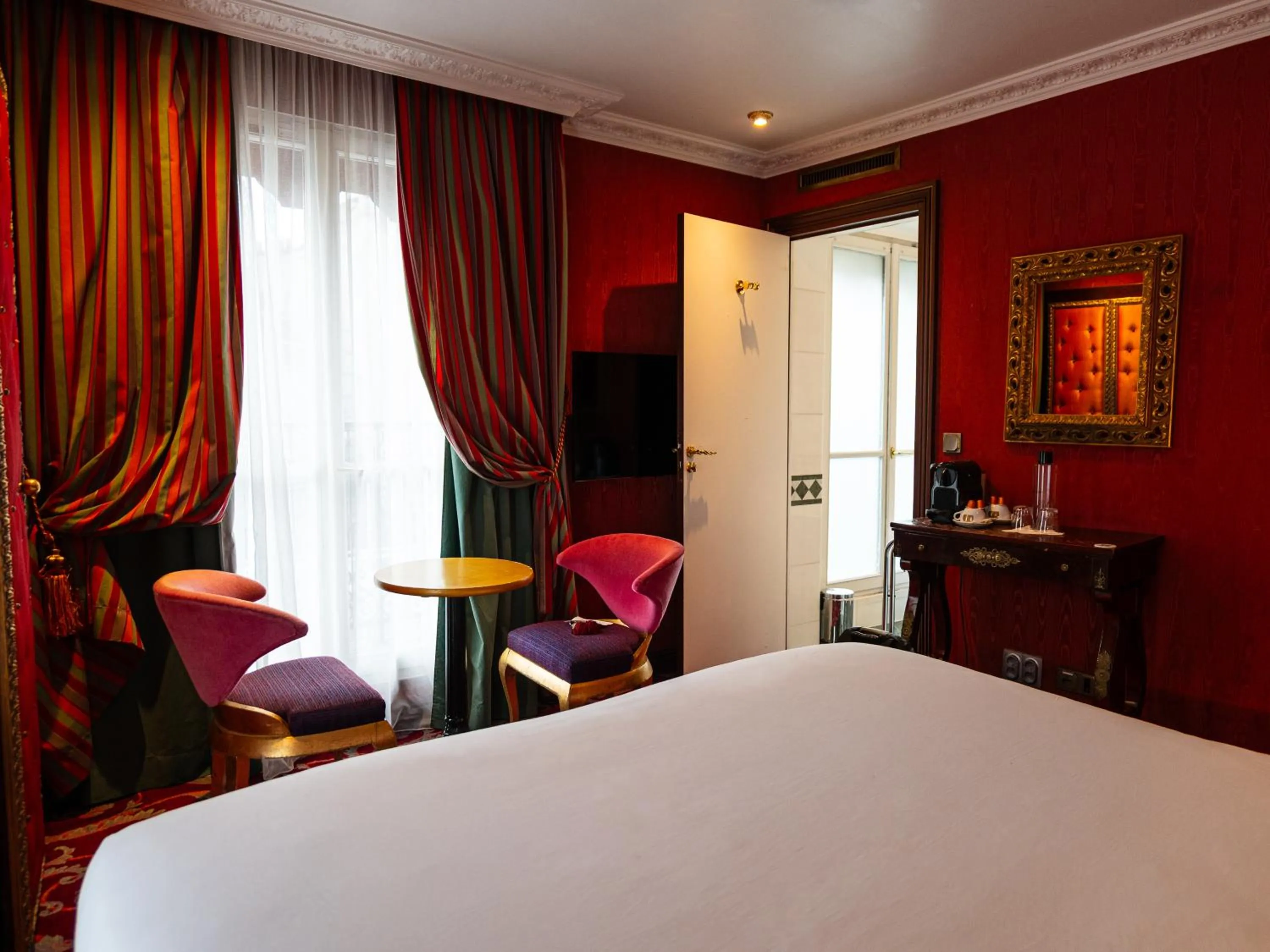 Photo of the whole room, Bed in La Villa Royale