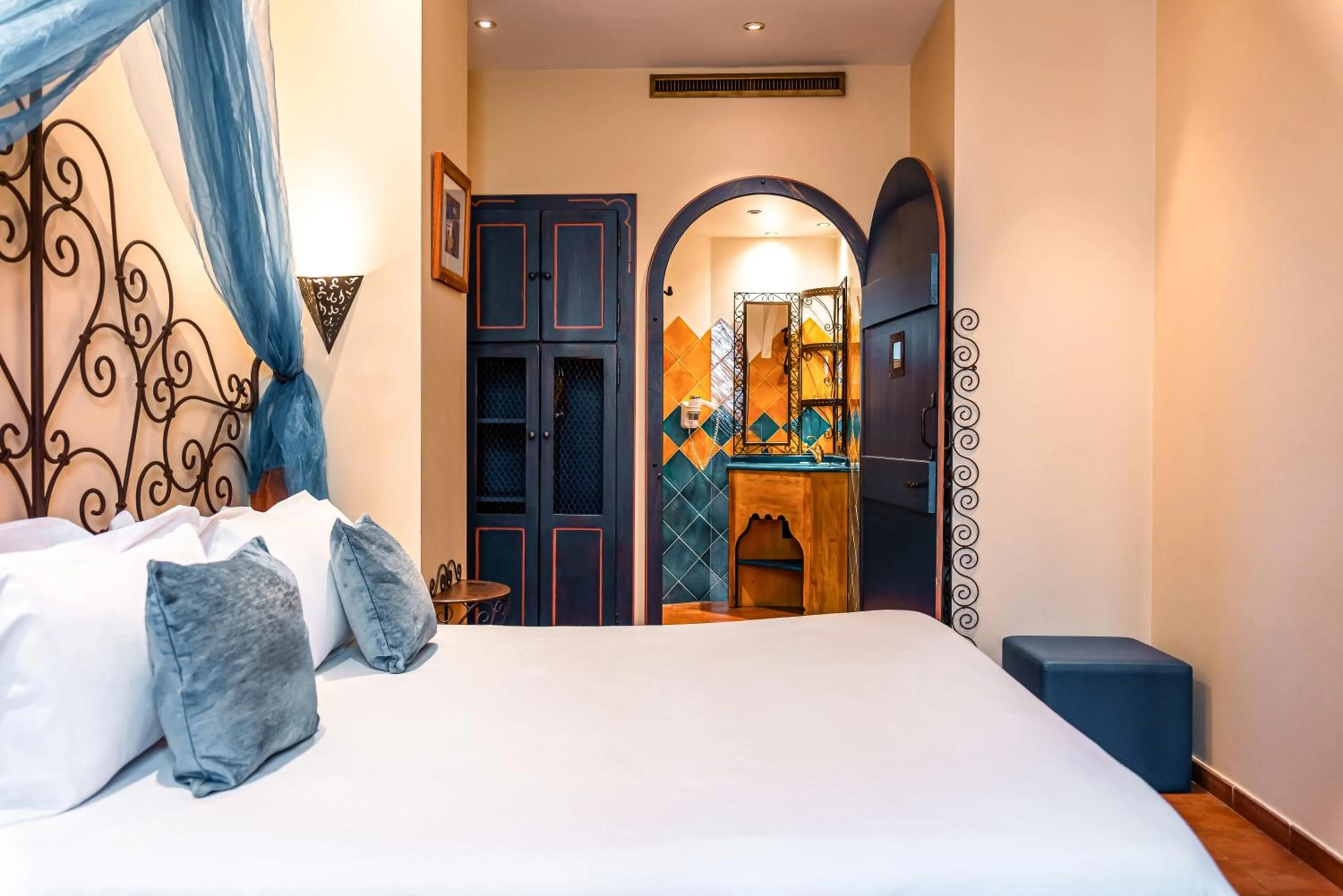 Bed in Villa Royale Montsouris