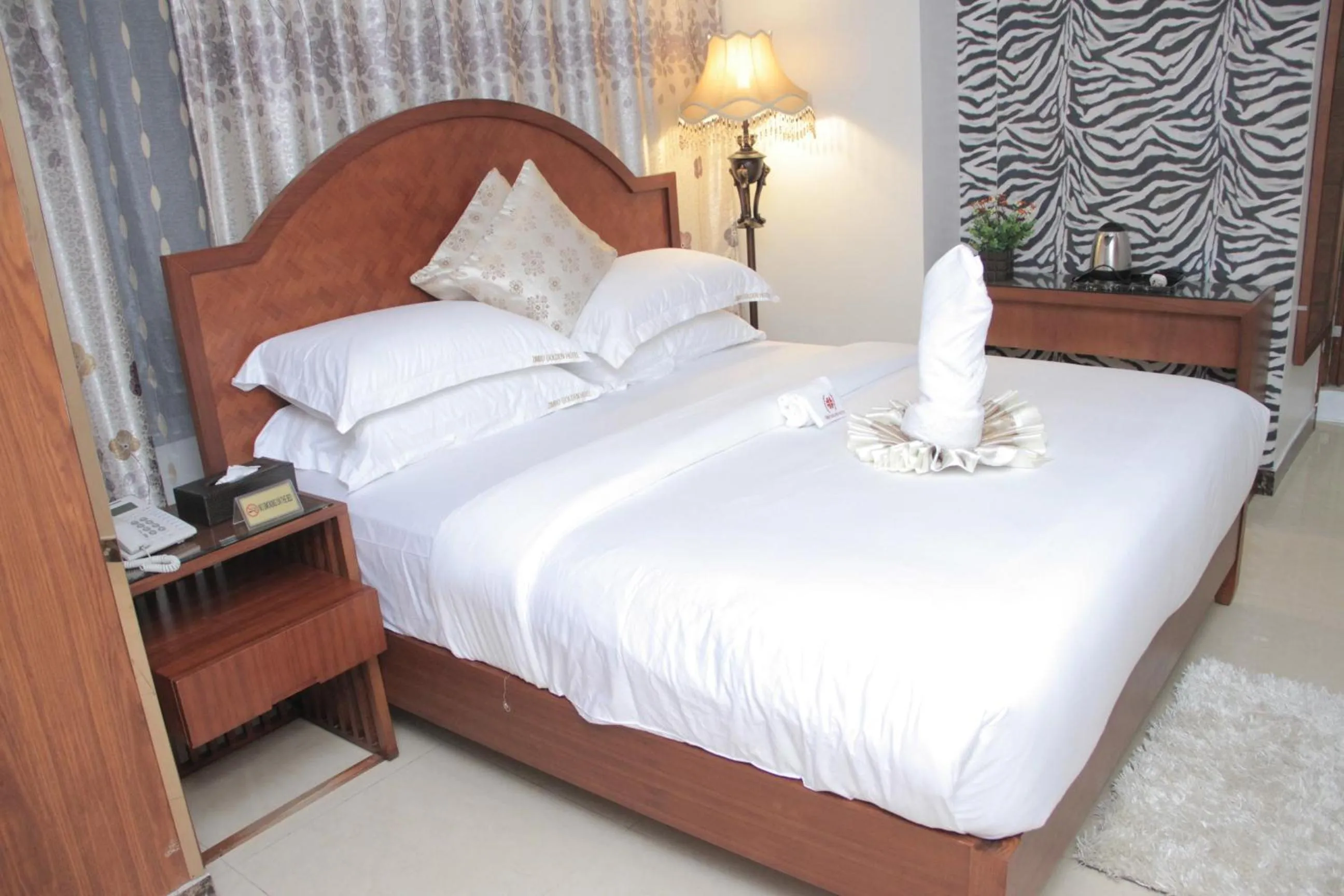 Photo of the whole room, Bed in Zimbo Golden Hotel