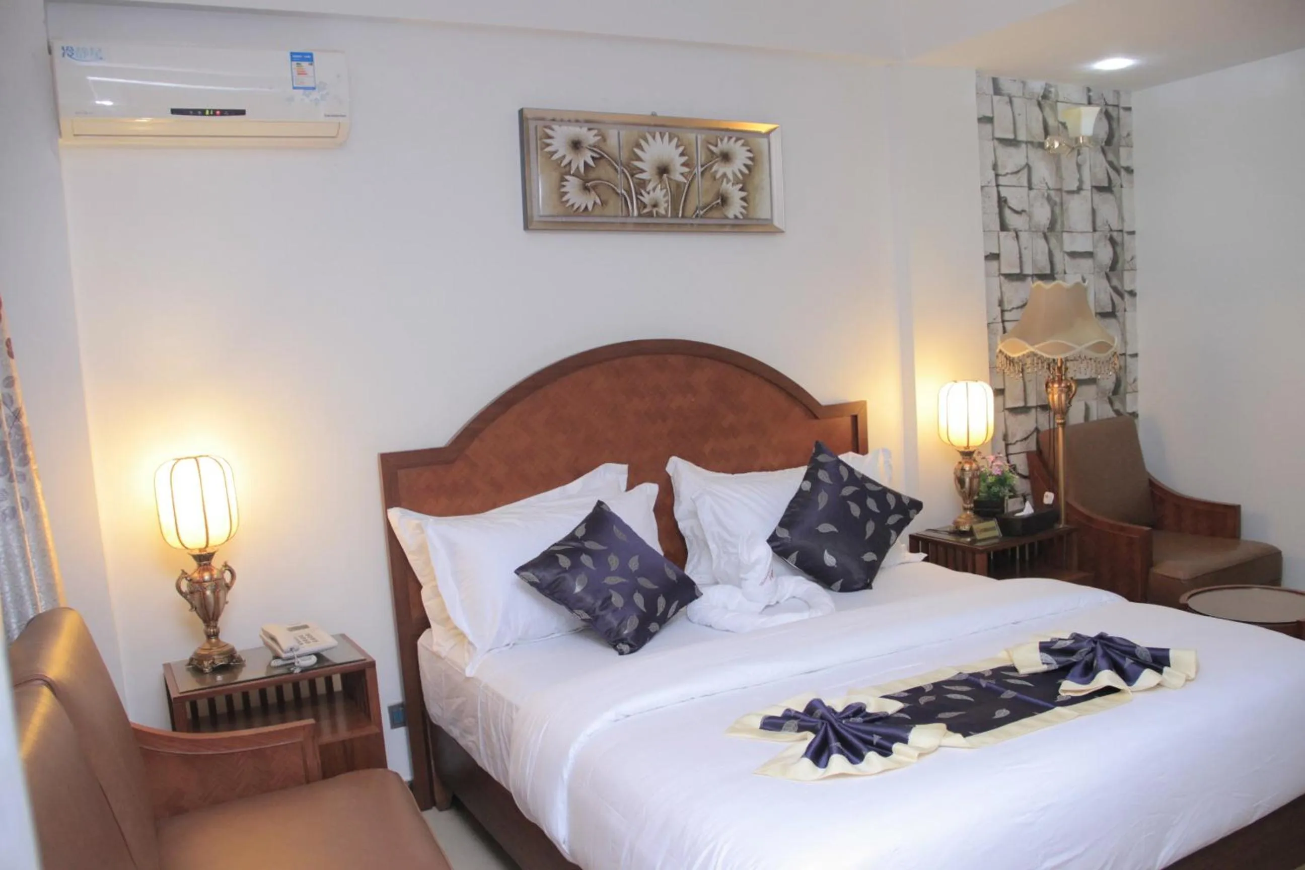 Photo of the whole room, Bed in Zimbo Golden Hotel